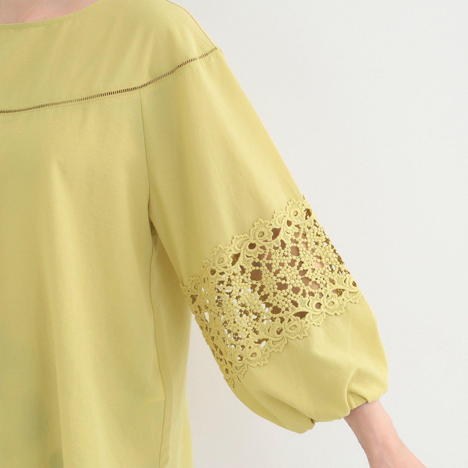 SHOO･LA･RUE「【洗濯機可/S-LL】透かし編み柄が上品な レース切り替えブラウス」|シャツ・ブラウス|