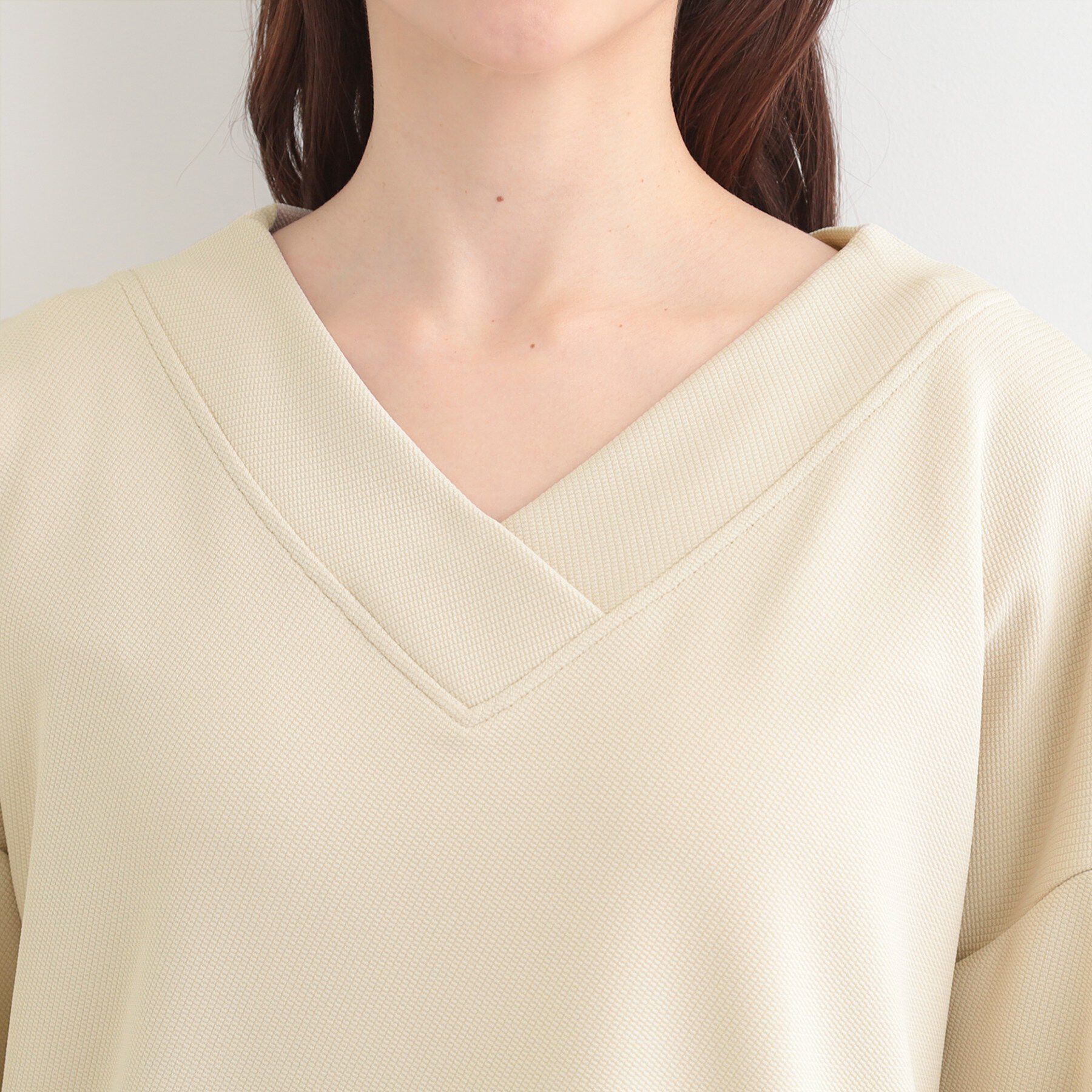 SHOO･LA･RUE「【洗濯機可】インせずすっきり見え　優しい雰囲気のVネックトップス」|Tシャツ・カットソー|