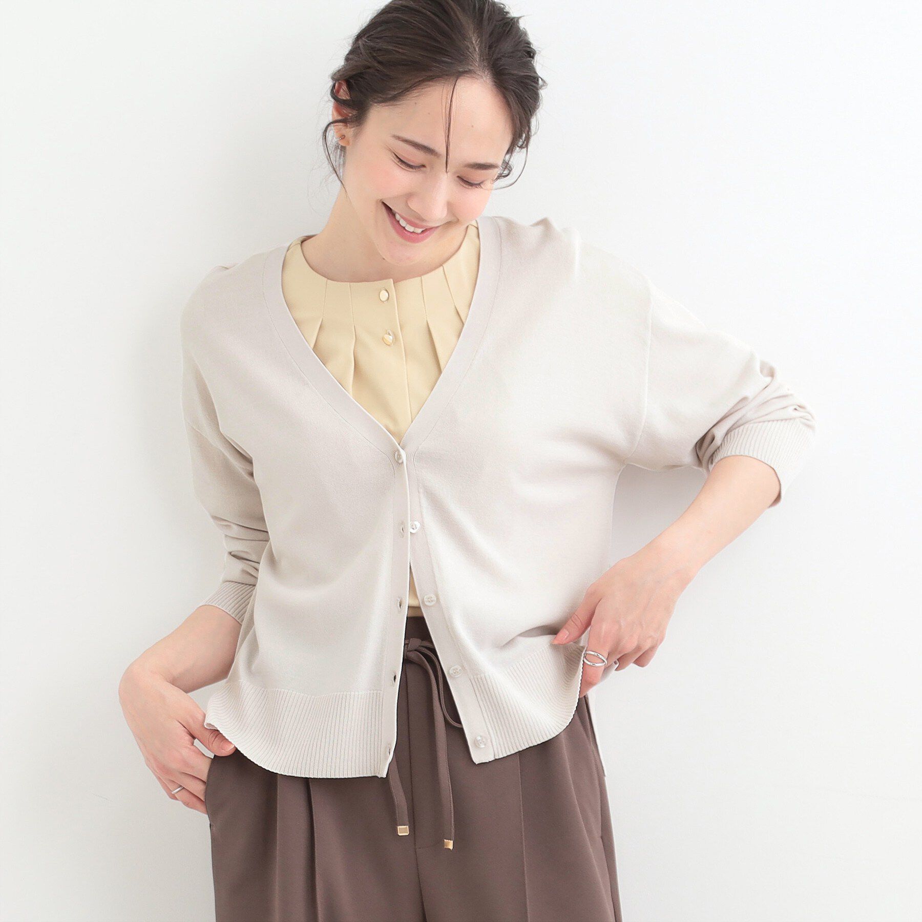 SHOO･LA･RUE「【洗濯機可/ひんやり/UV】さらっとしたタッチが心地よい ショート丈Vカーディガン」|カーディガン|
