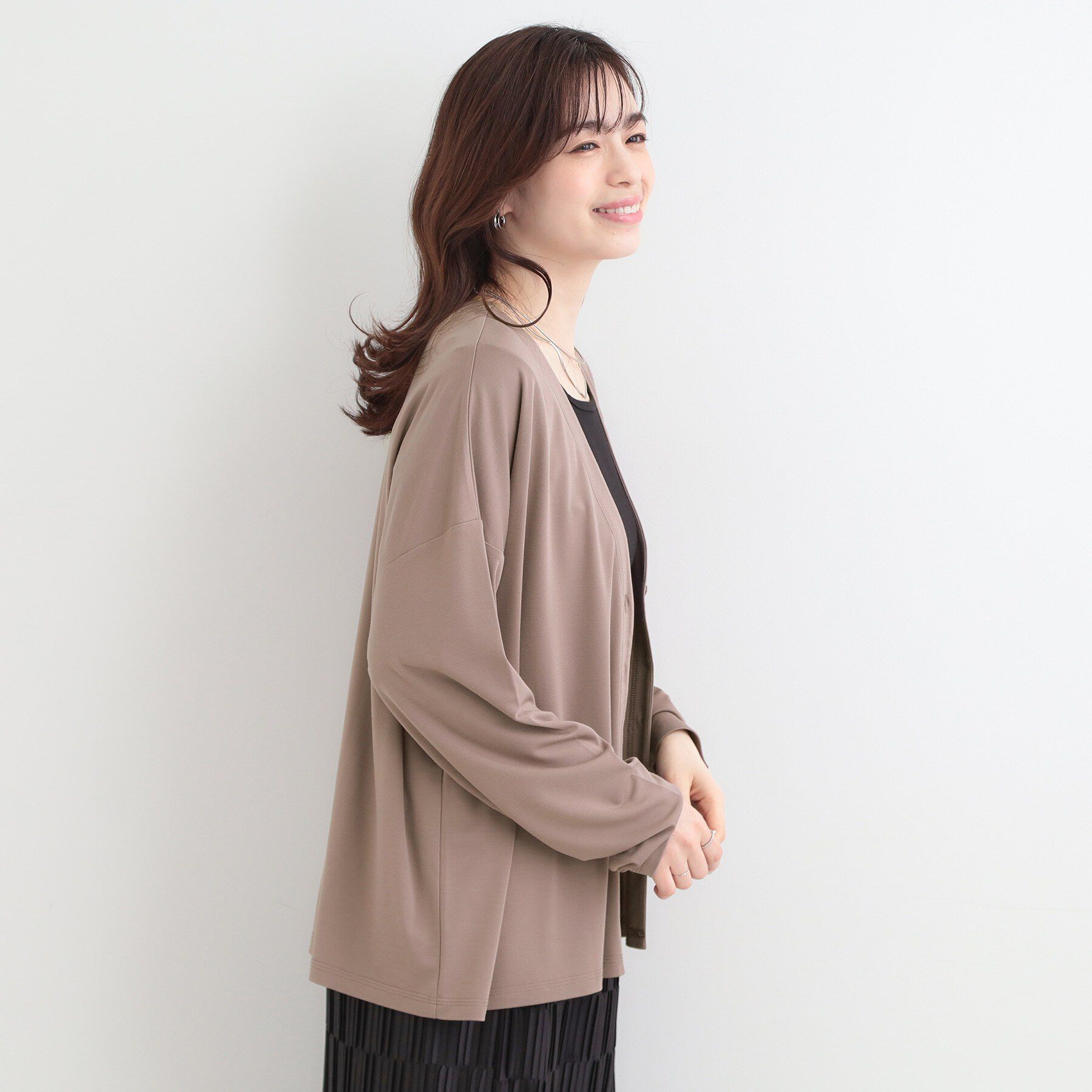 SHOO･LA･RUE「【S-LL/UV】手の甲まで隠れる 指穴付き とろみVネックカーディガン」|カーディガン|