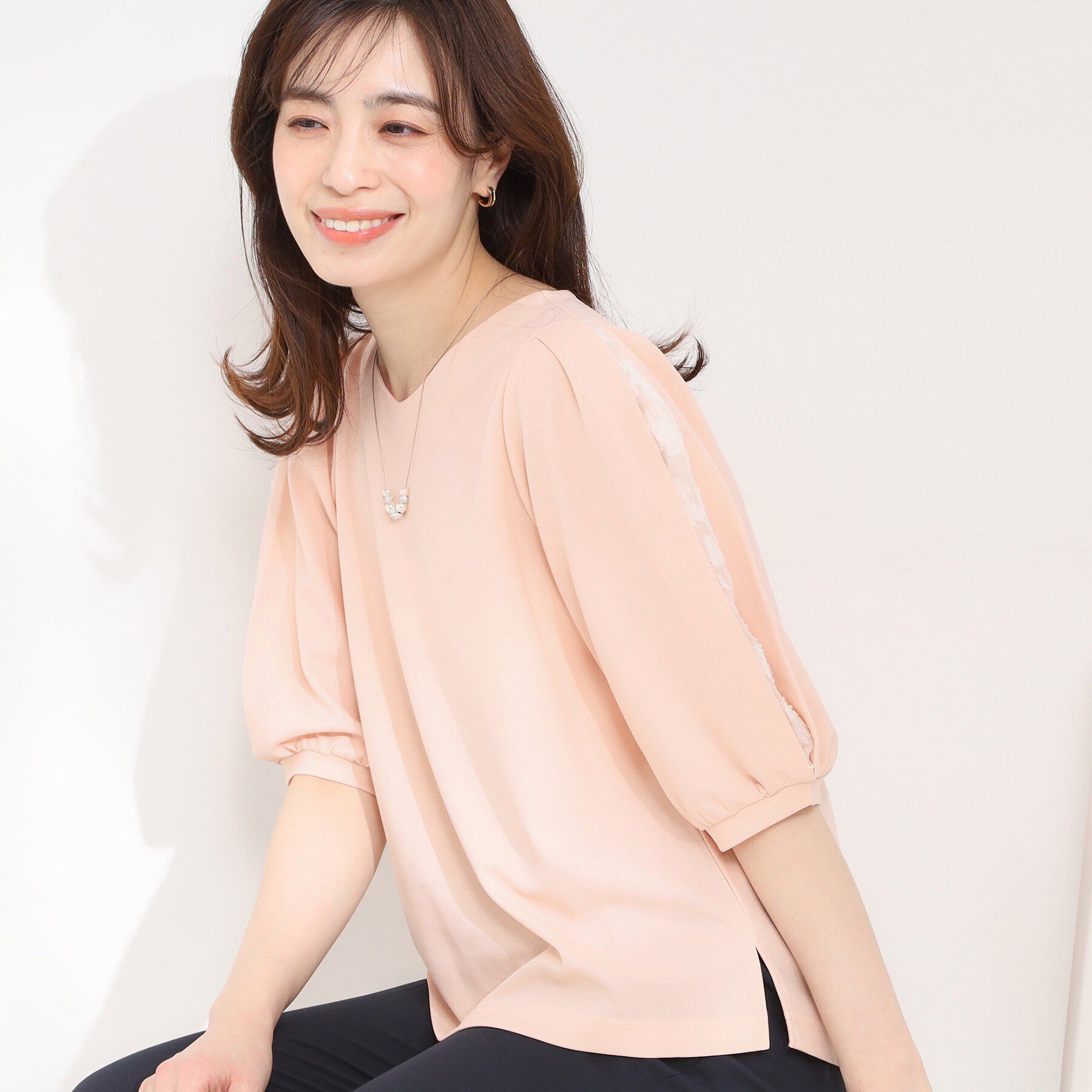 SHOO･LA･RUE「【洗濯機可/S-LL/ストレッチ】スリットレーススリーブトップス」|Tシャツ・カットソー|ライトピンク(070