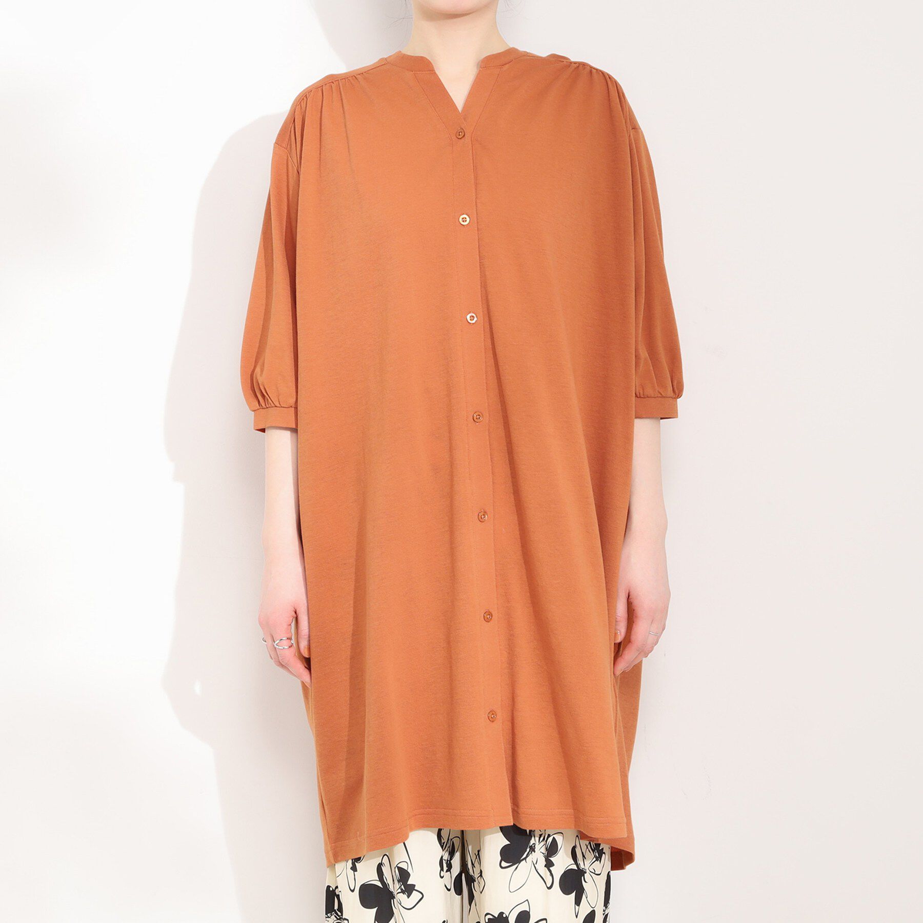 SHOO･LA･RUE「【洗濯機可/S-LL】カットツイルキーネックシャツワンピ」|ワンピース|