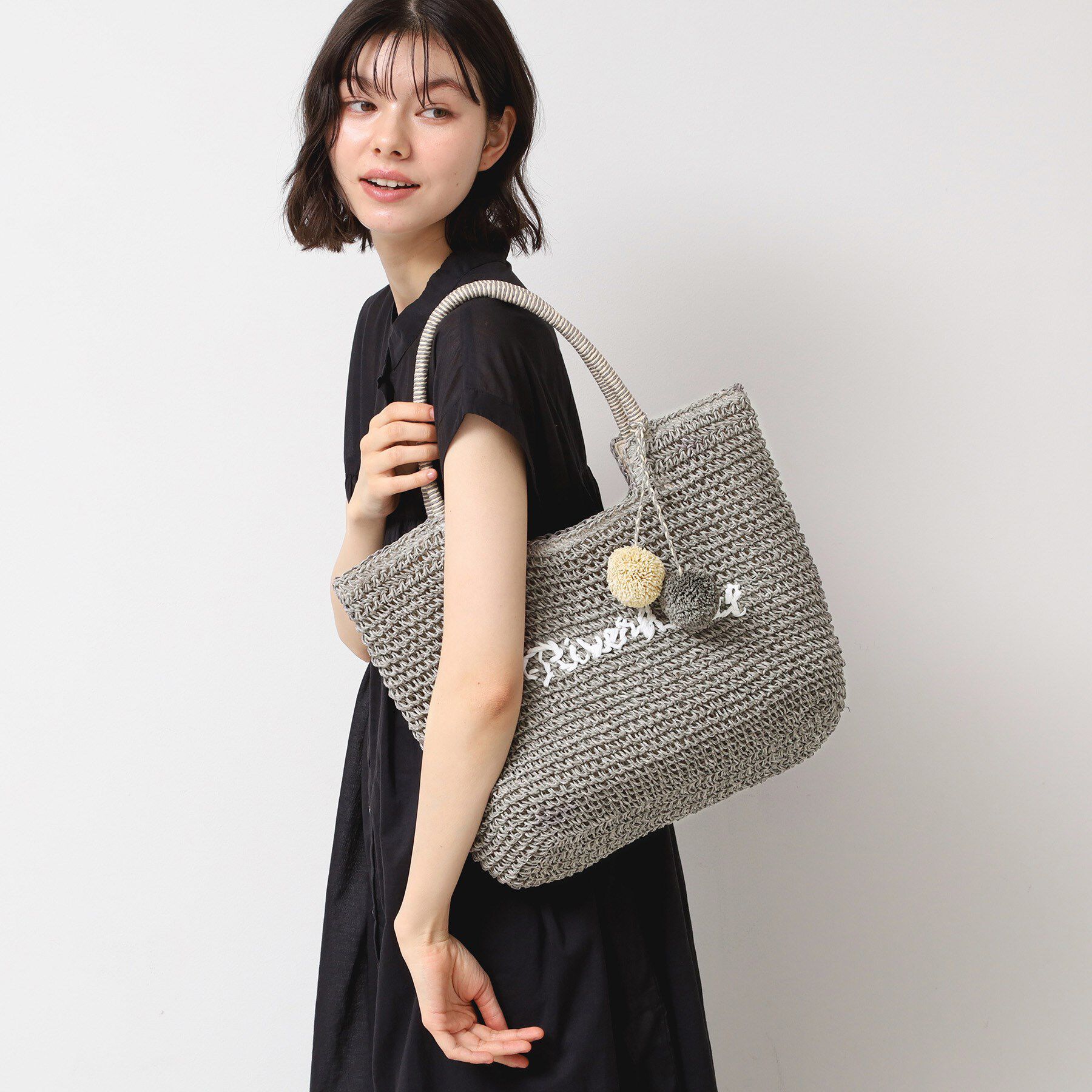 Dessin「【軽量・A4収納可】ポンポンチャームペーパーロゴトートバッグ」|トートバッグ|チャコールグレー(5