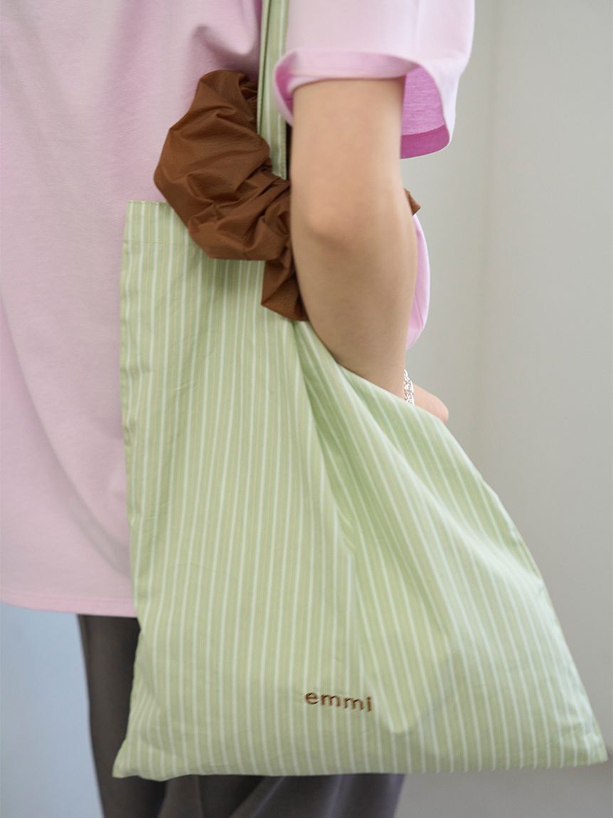 emmi atelier「【ONLINE限定カラーあり】シュシュ付きemmiロゴトートバッグ」|トートバッグ|MNT