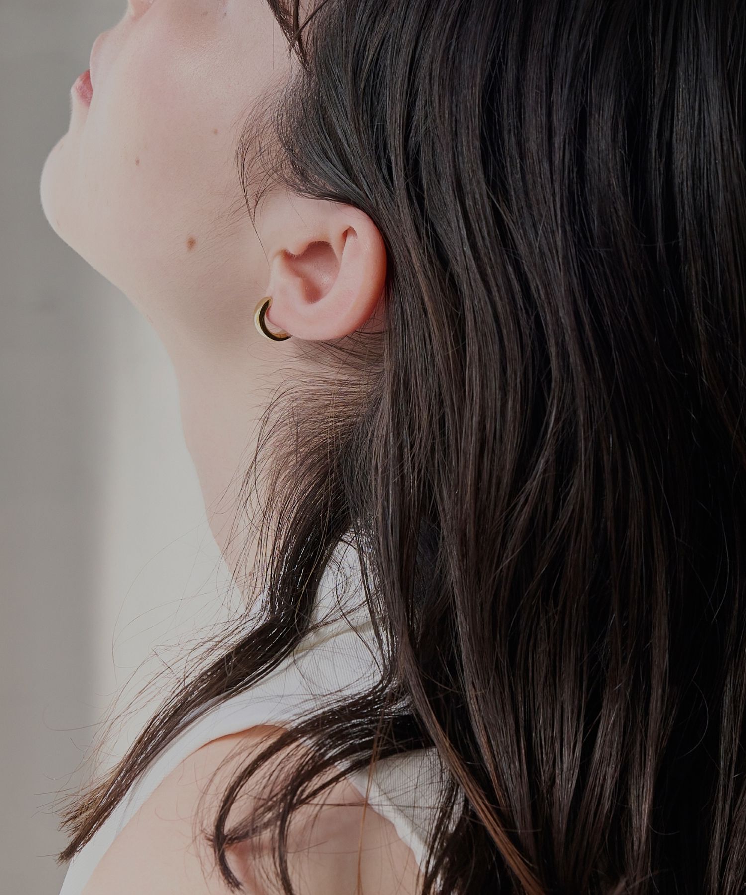 Phoebe「【金属アレルギー対応】ワンタッチワイドフープミニピアス　ゴールド/サージカルステンレス」|ピアス|