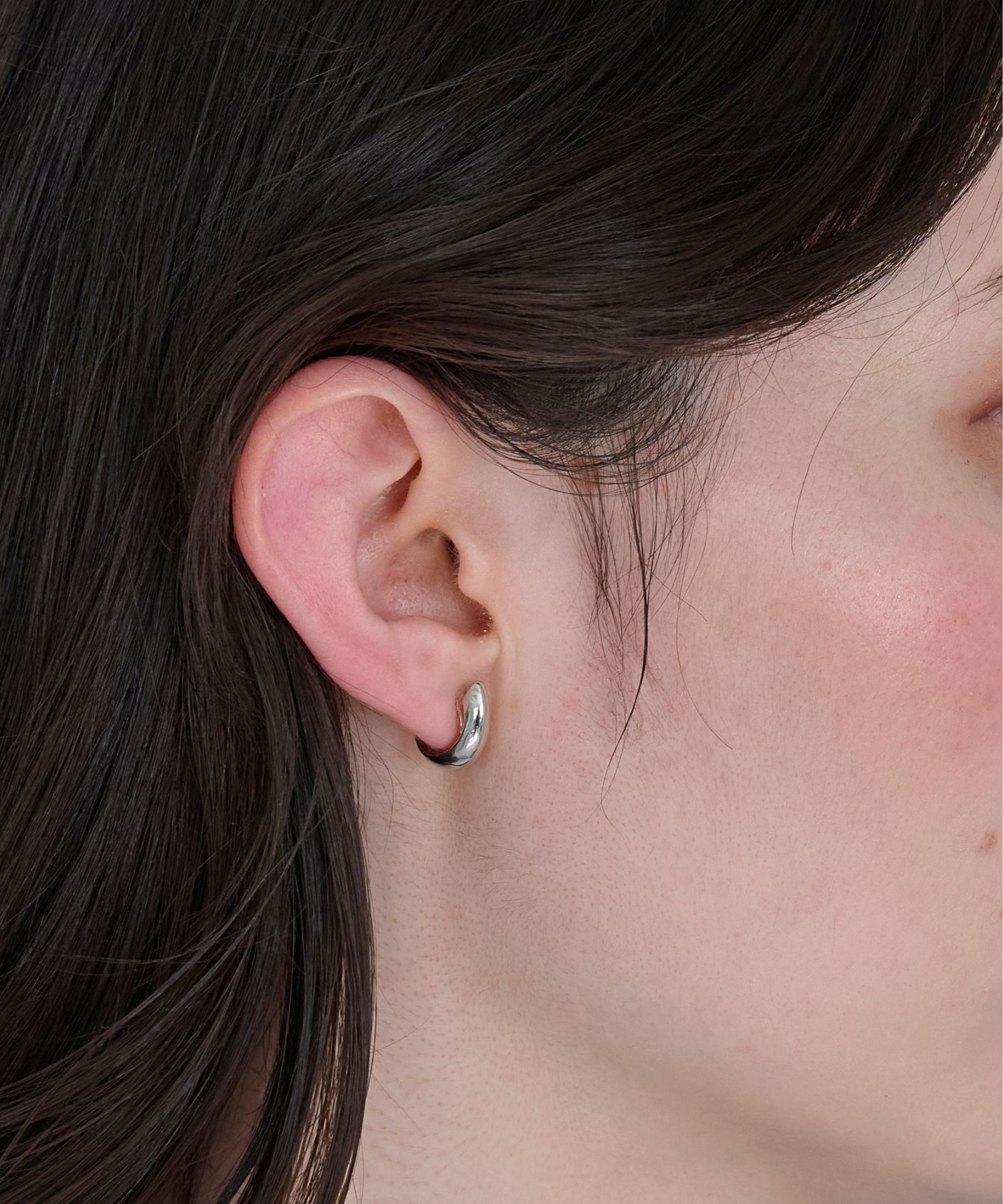 Phoebe「【金属アレルギー対応/痛くないシリーズ】ぷっくりモードループフィットイヤリング　シルバー」|イヤリング|