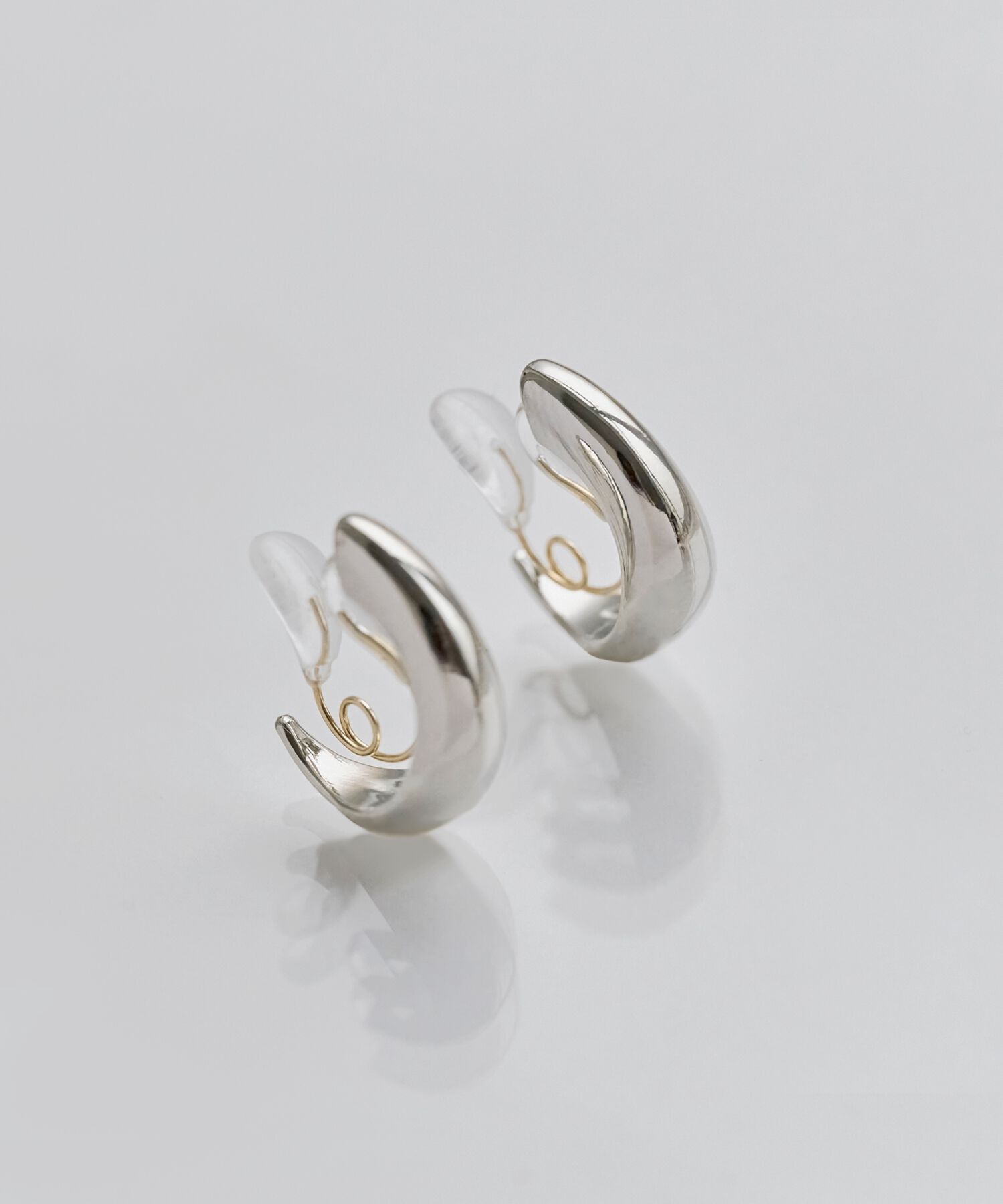 Phoebe「【金属アレルギー対応/痛くないシリーズ】ぷっくりモードループフィットイヤリング　シルバー」|イヤリング|