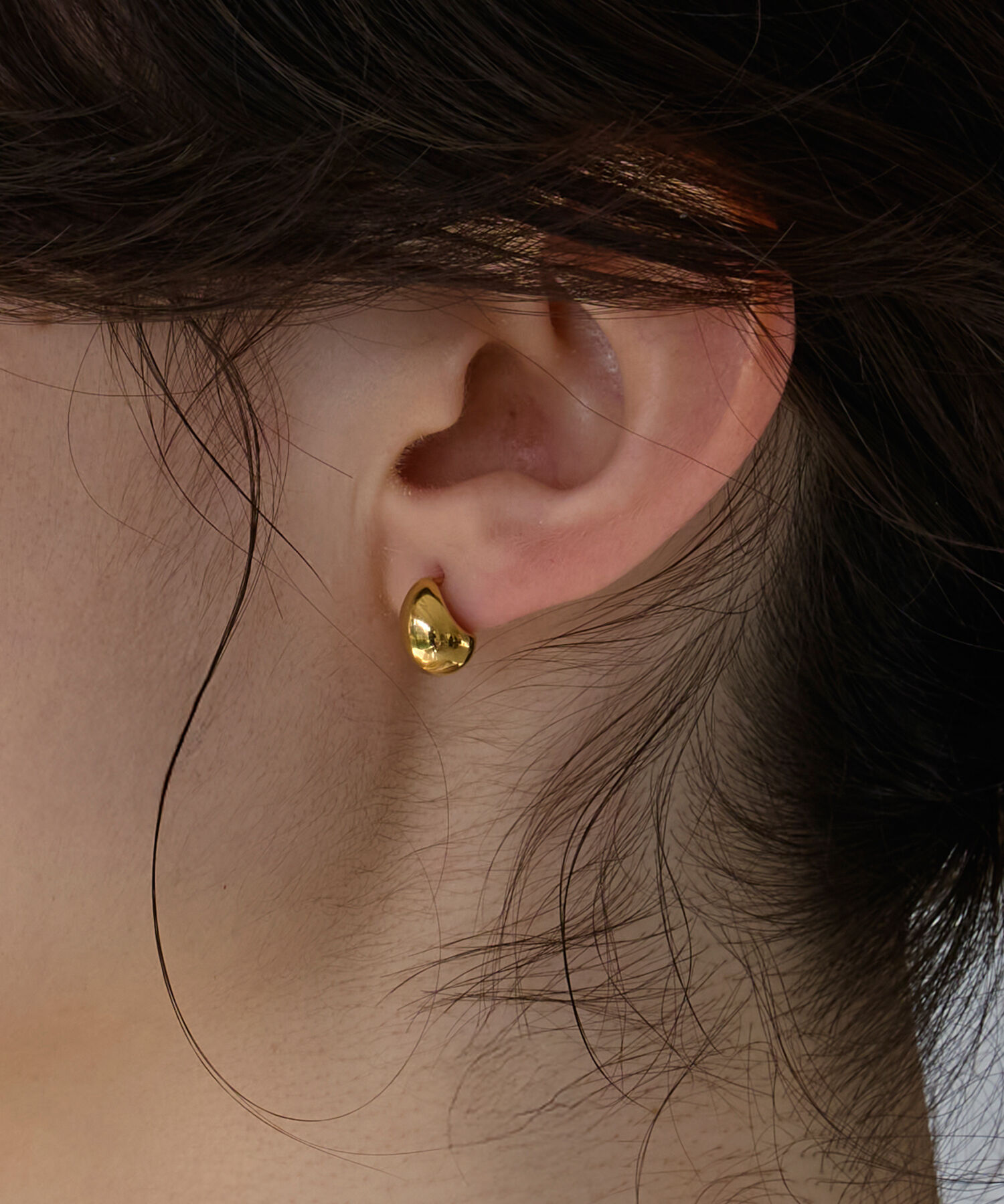 Phoebe「≪雑誌掲載≫【金属アレルギー対応】プックリハーフフープミニピアス　ゴールド/サージカルステンレス」|ピアス|