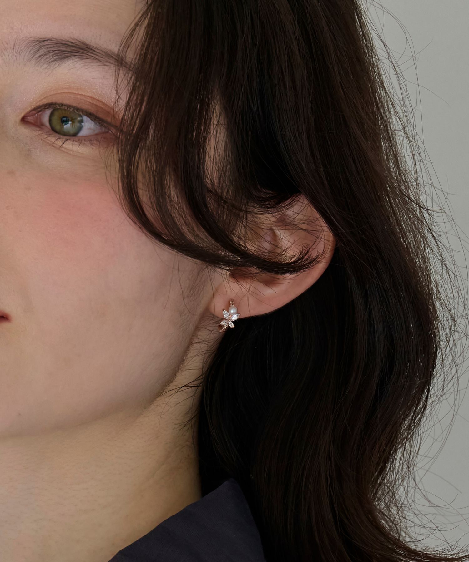 Phoebe「ロマンティックビジューバタフライフープピアス　ローズゴールド」|ピアス|