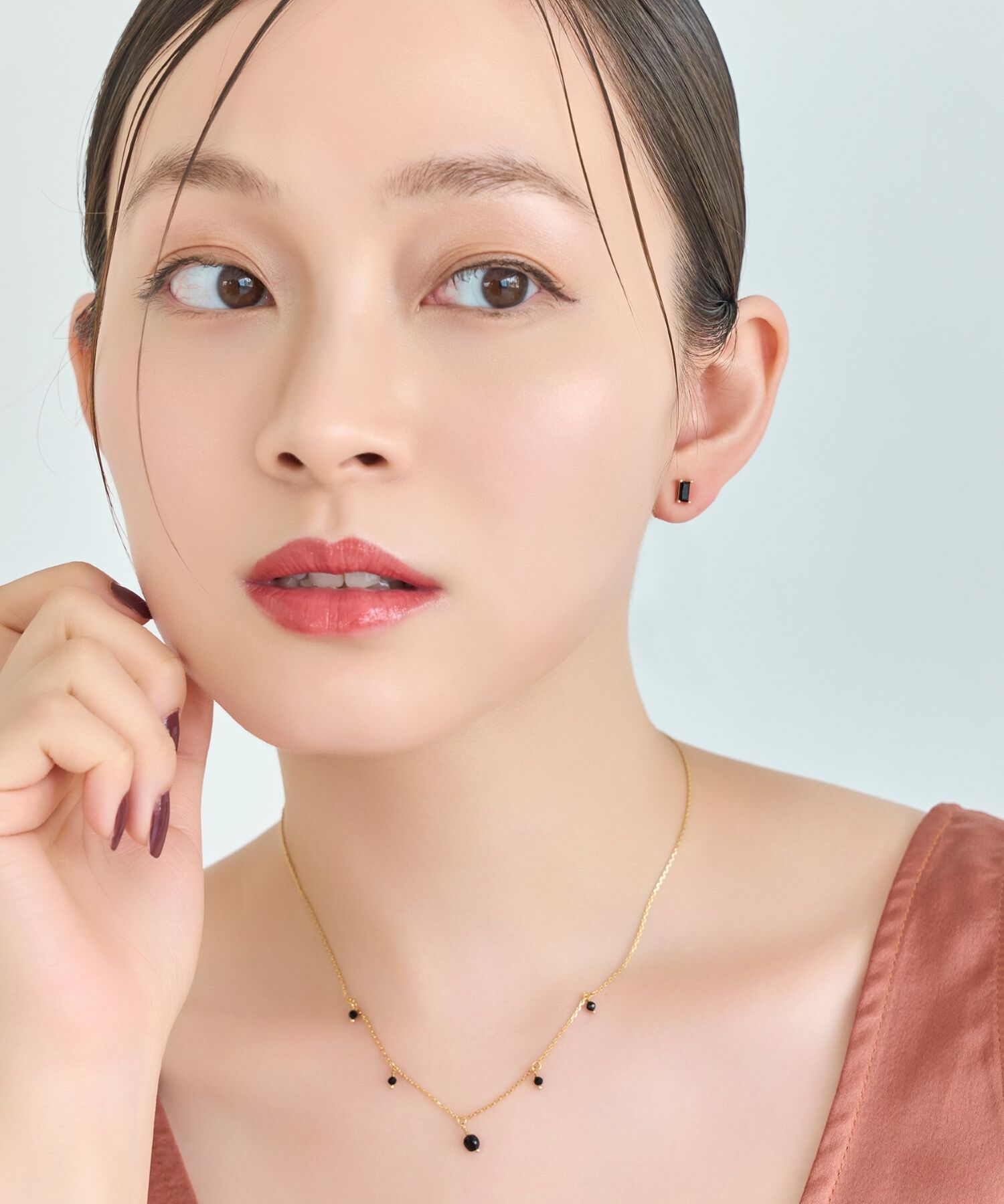 Phoebe「シャインフレームレクタングルピアス　ブラック」|ピアス|