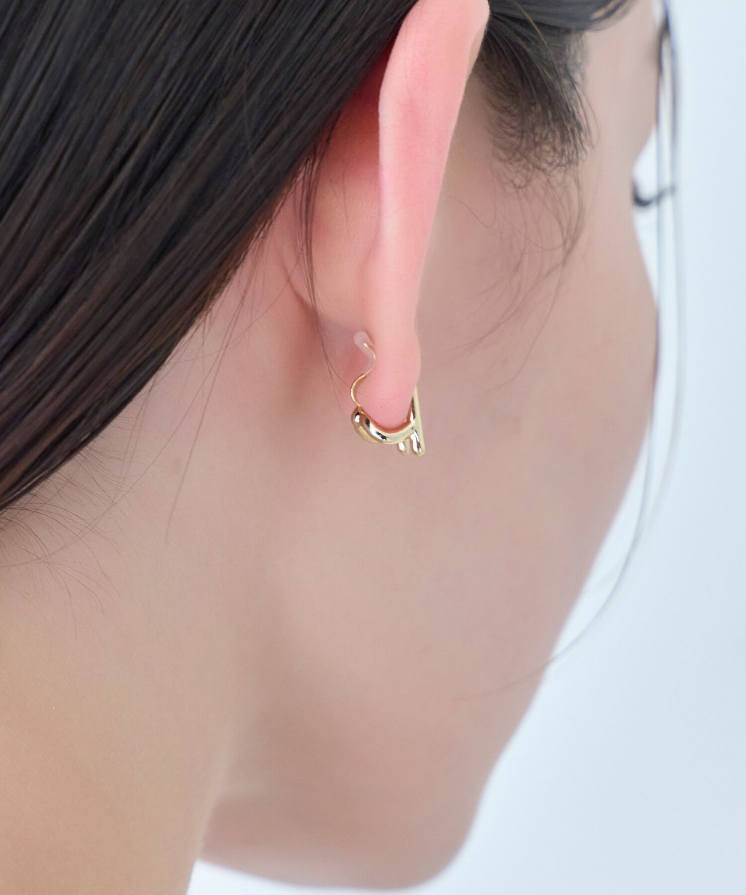 Phoebe「【痛くないシリーズ/金属アレルギー対応】ダブルラインビジューライトフィットイヤリング　ゴールド」|イヤリング|