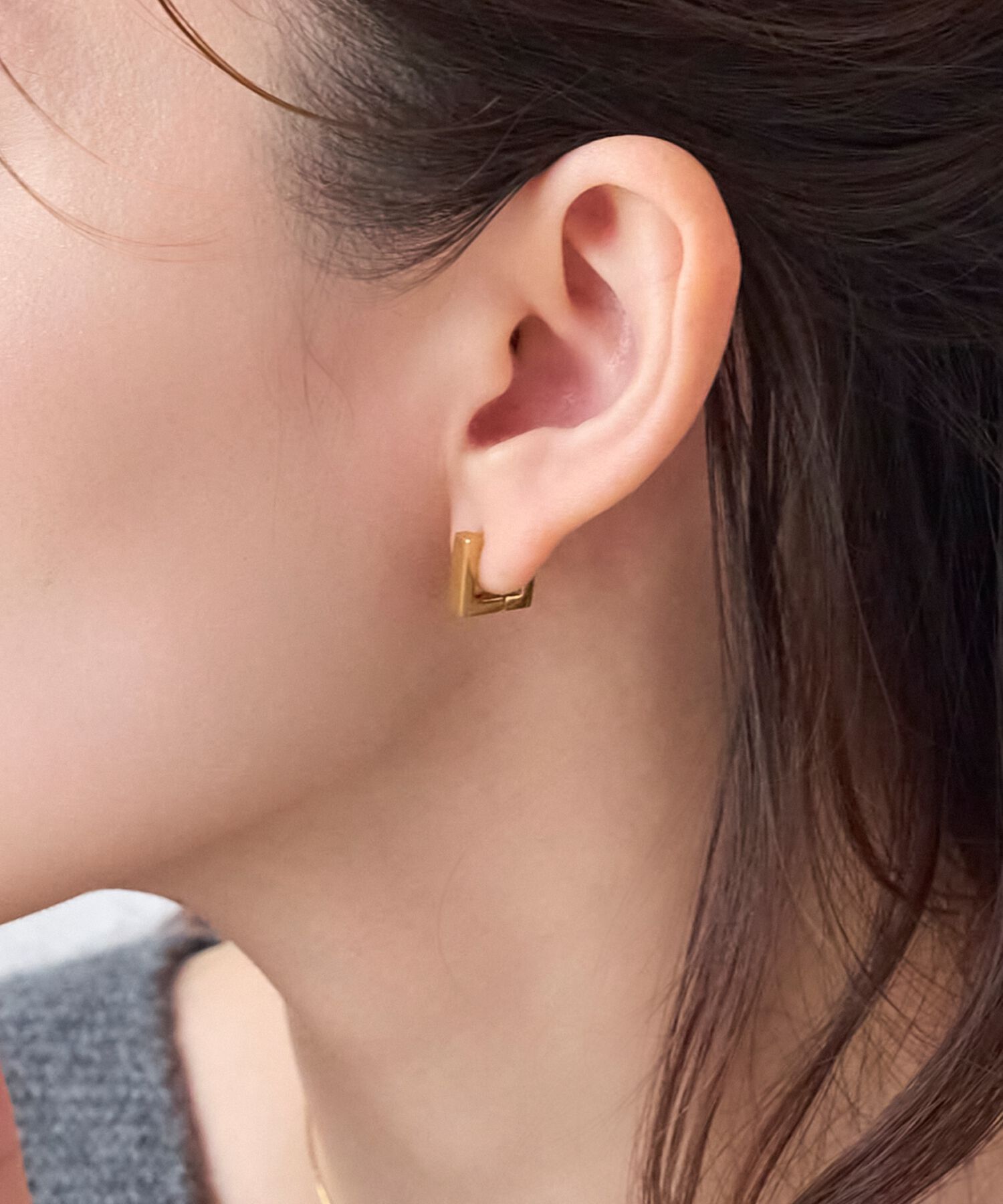 Phoebe「【金属アレルギー対応】ストレートスクエアフープピアス　ゴールド/サージカルステンレス（片耳）」|ピアス|