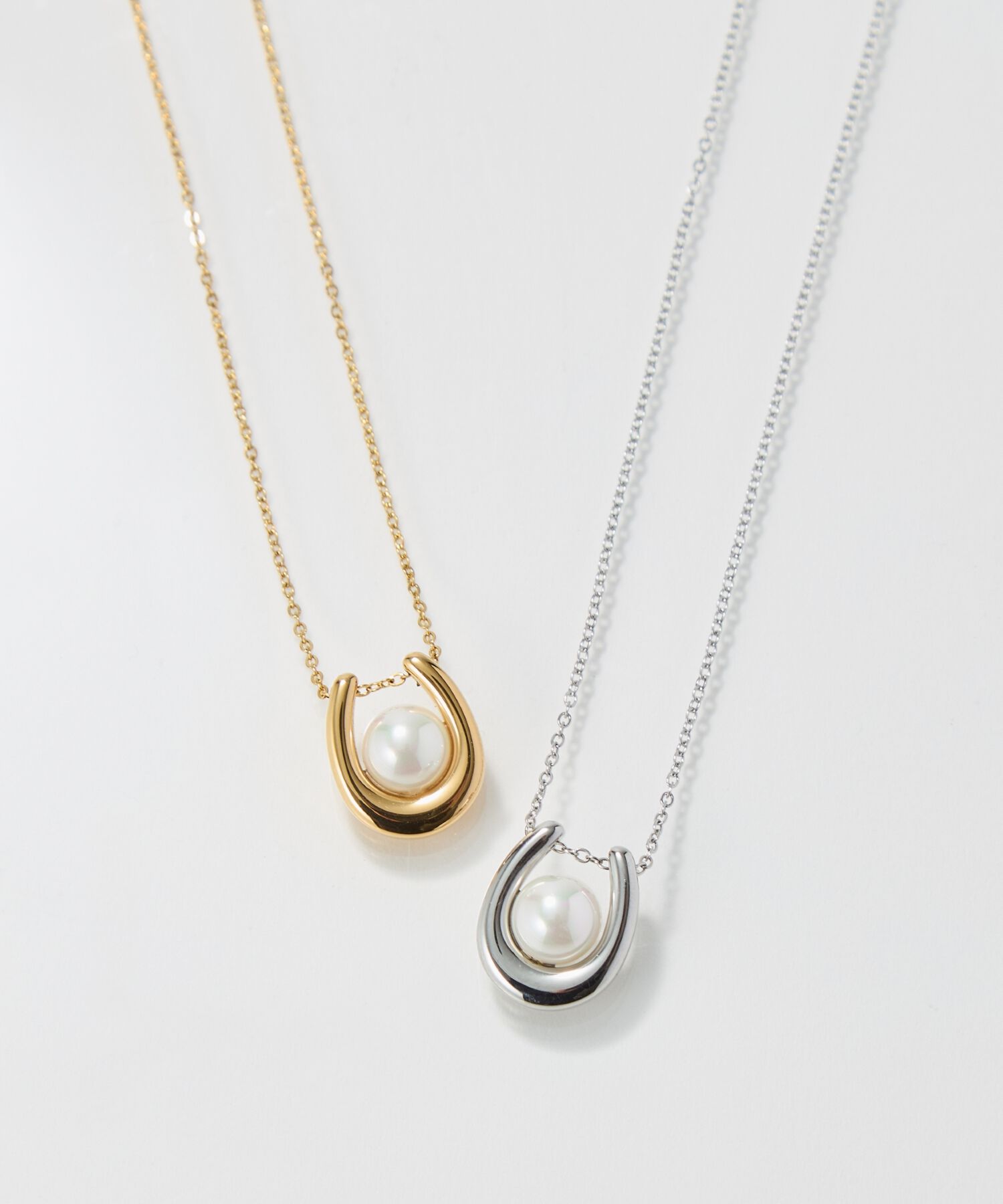 Phoebe「【金属アレルギー対応】メタリックパールホースシューネックレス　ゴールド　ステンレス/馬蹄/ギフト」|ネックレス|