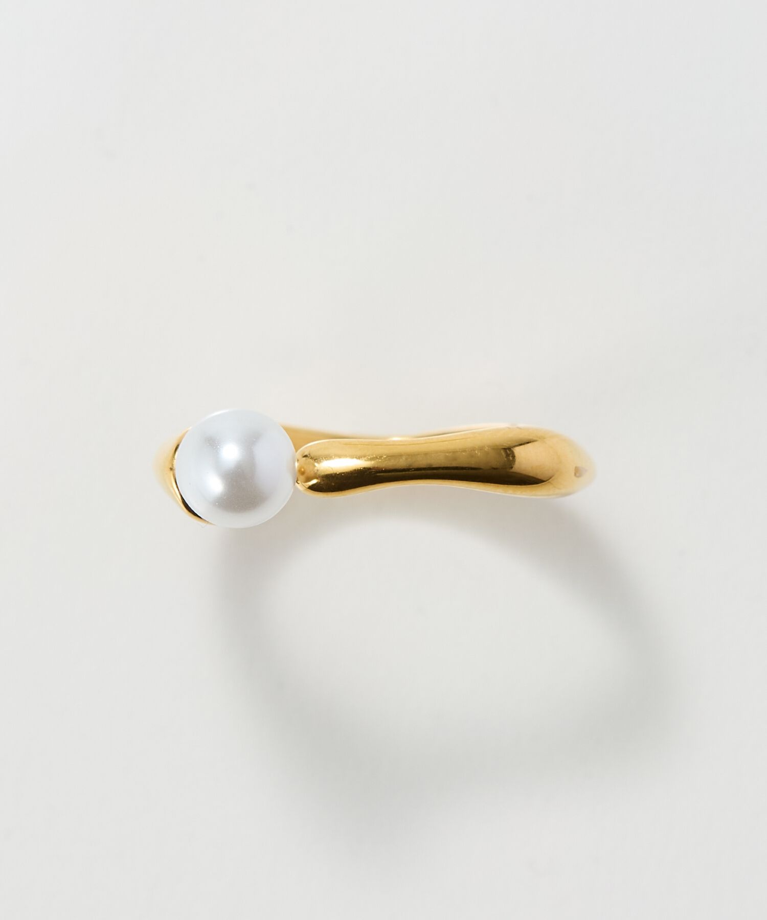 Phoebe「≪雑誌掲載≫【金属アレルギー対応】ラスターフレームパールカフリング　ゴールド/ステンレス」|リング|