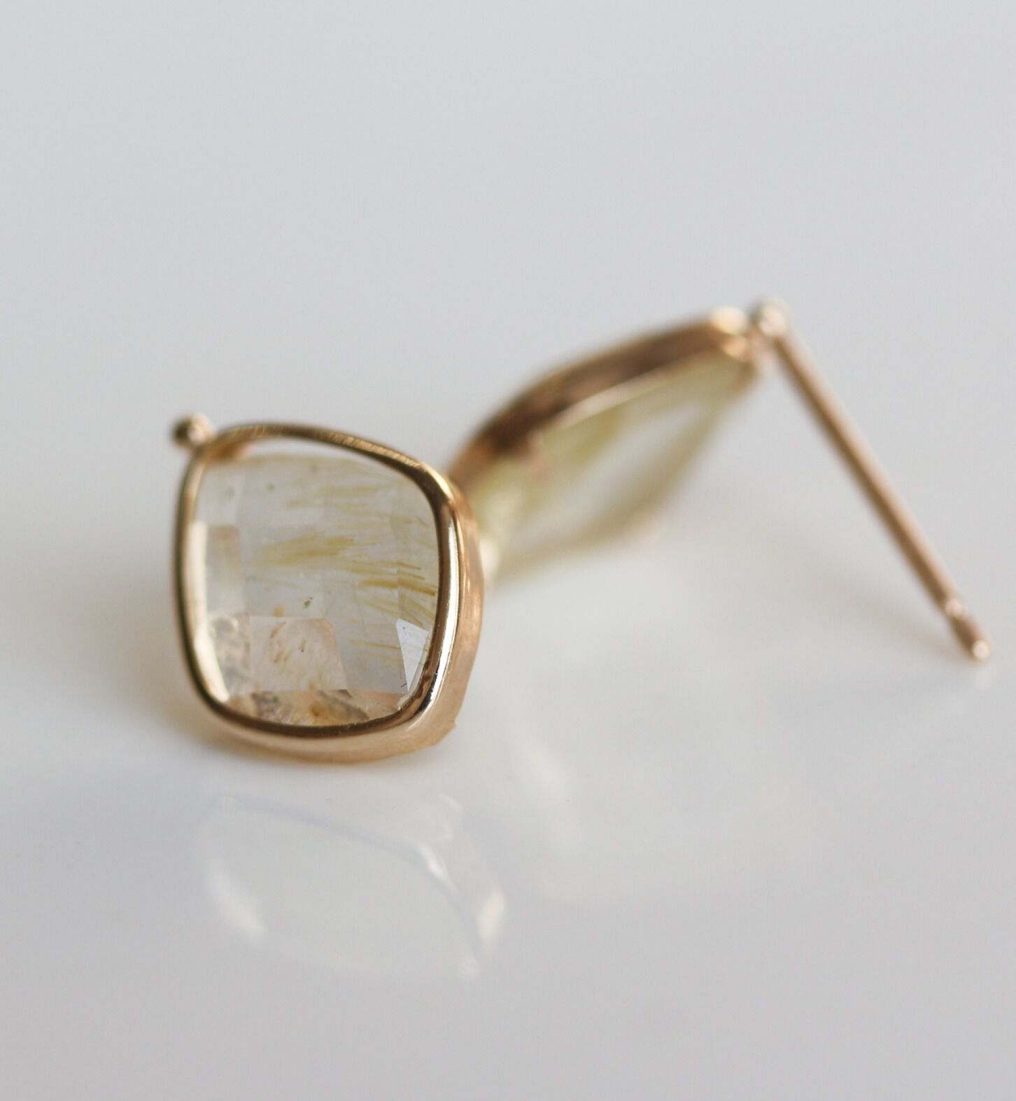  「カラーストーン ピアス | K10YG 〈ミルキーアクアマリン / ルチルクォーツ〉」|ピアス|