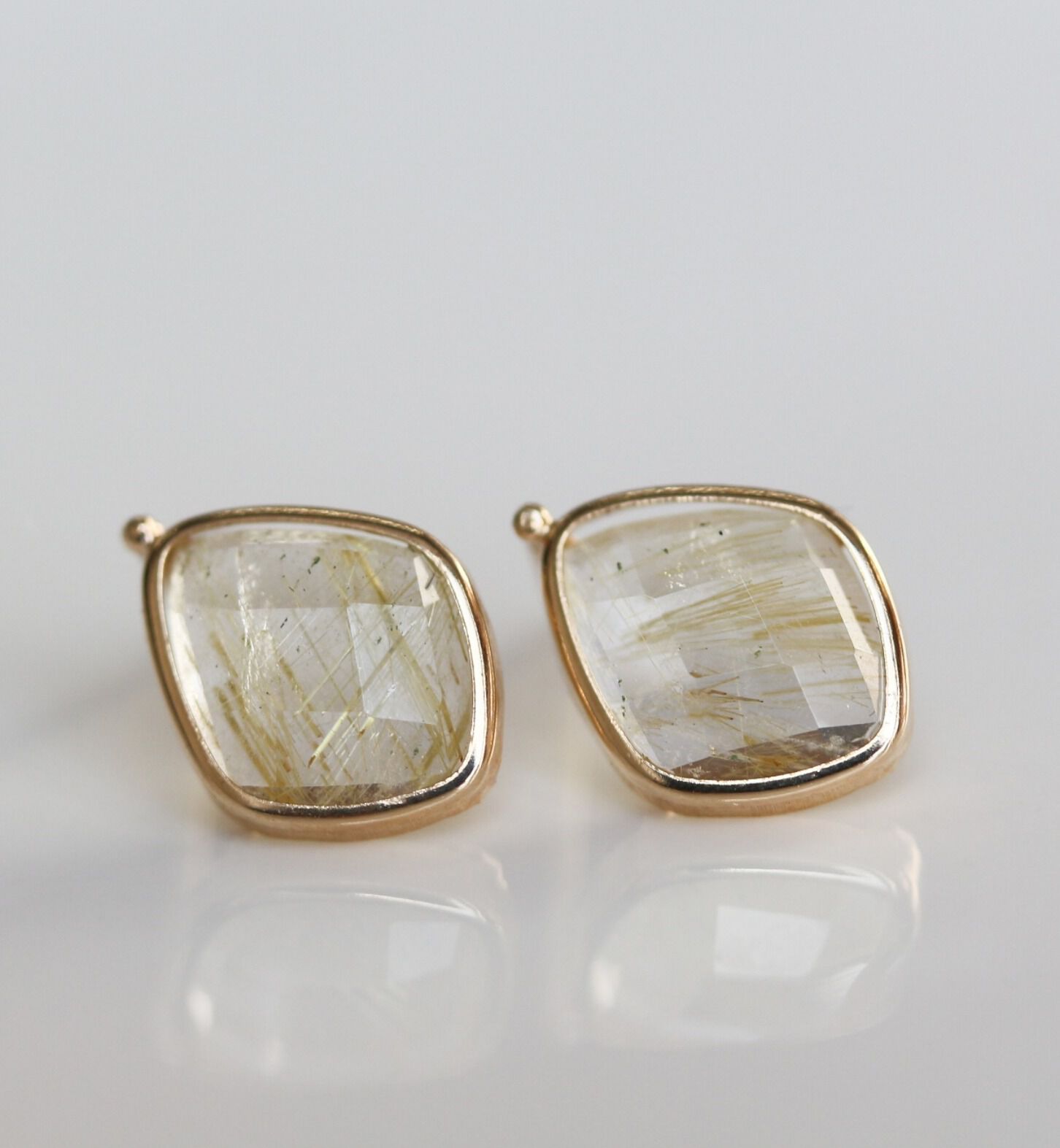  「カラーストーン ピアス | K10YG 〈ミルキーアクアマリン / ルチルクォーツ〉」|ピアス|