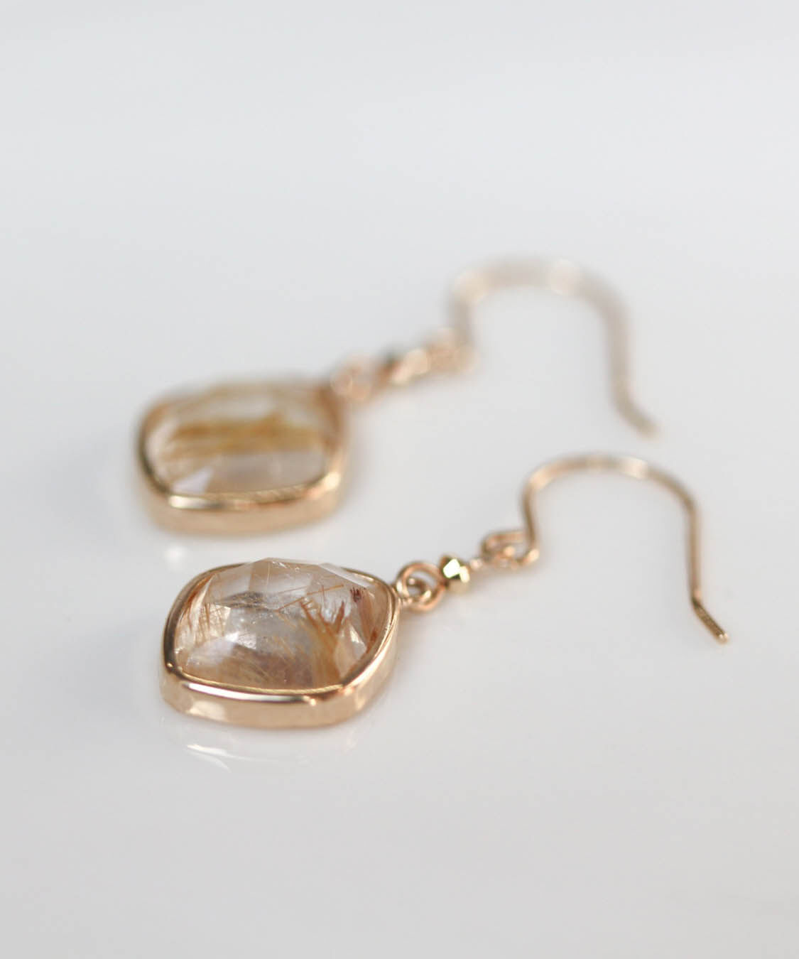  「カラーストーン フック ピアス | K10YG 〈ミルキーアクアマリン / ルチルクォーツ〉」|ピアス|