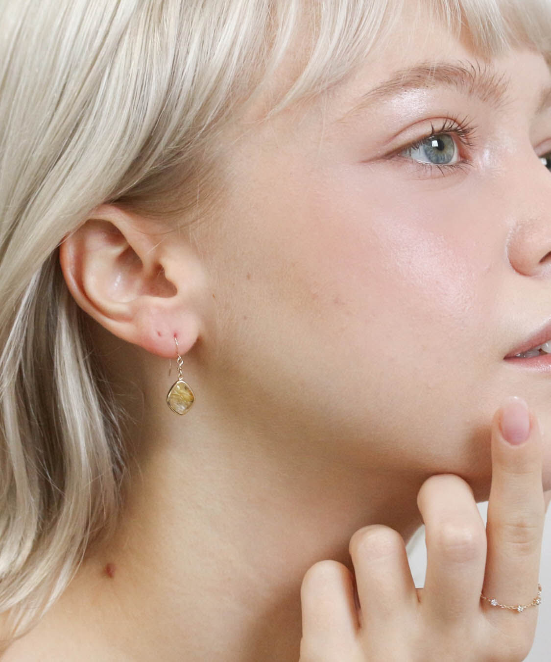  「カラーストーン フック ピアス | K10YG 〈ミルキーアクアマリン / ルチルクォーツ〉」|ピアス|