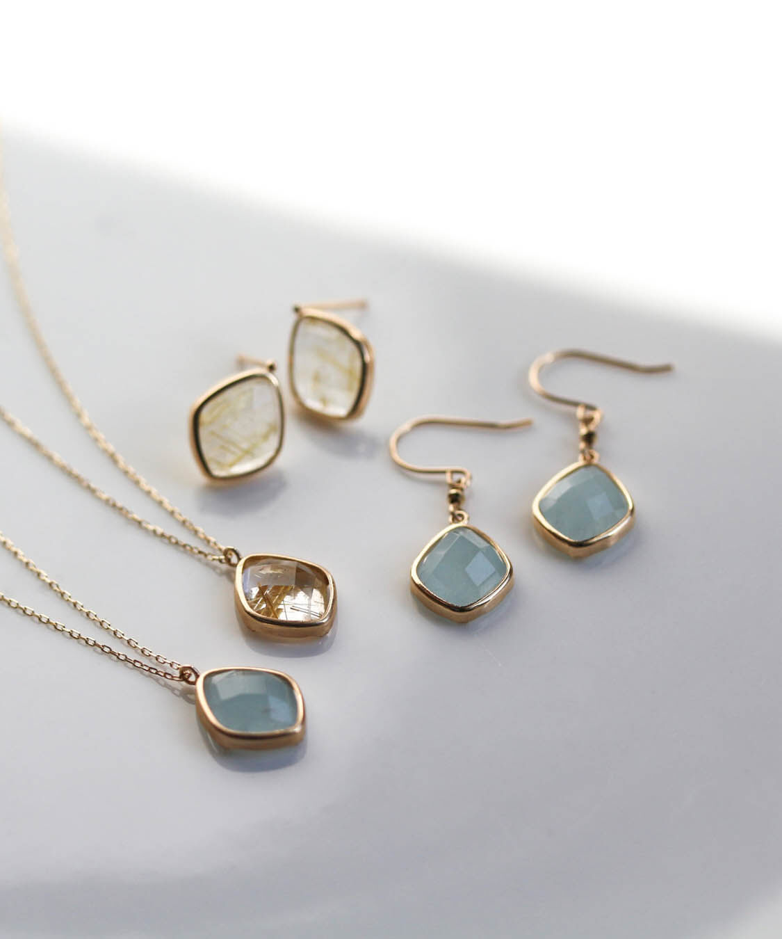  「カラーストーン フック ピアス | K10YG 〈ミルキーアクアマリン / ルチルクォーツ〉」|ピアス|