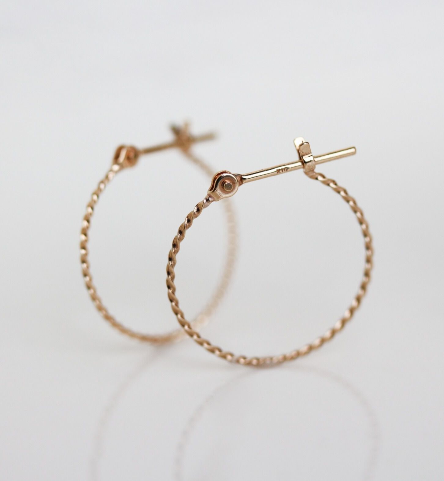  「ゴールド ツイスト スナップ フープ ピアス | K10YG」|ピアス|K10 イエローゴールド