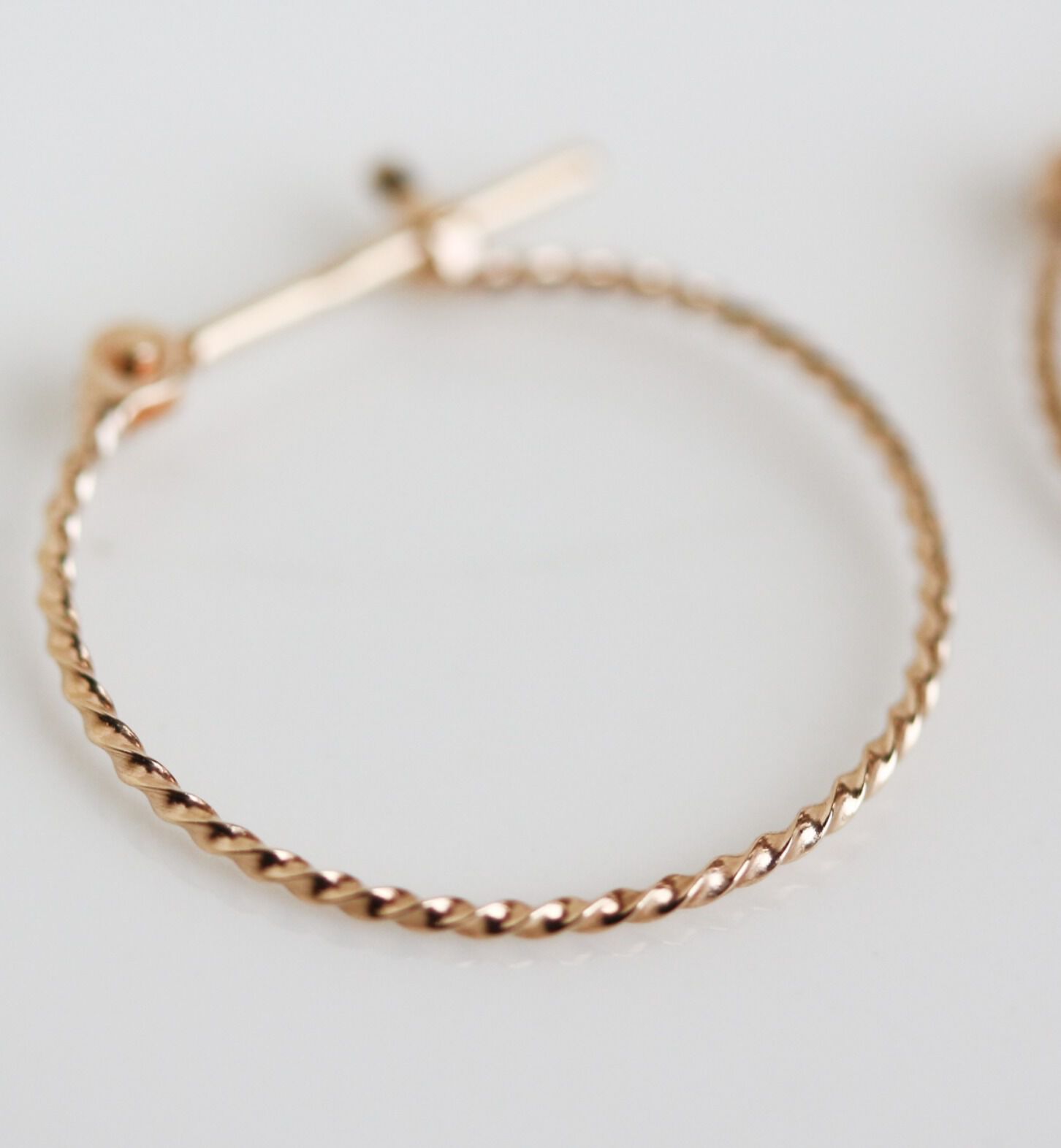  「ゴールド ツイスト スナップ フープ ピアス | K10YG」|ピアス|