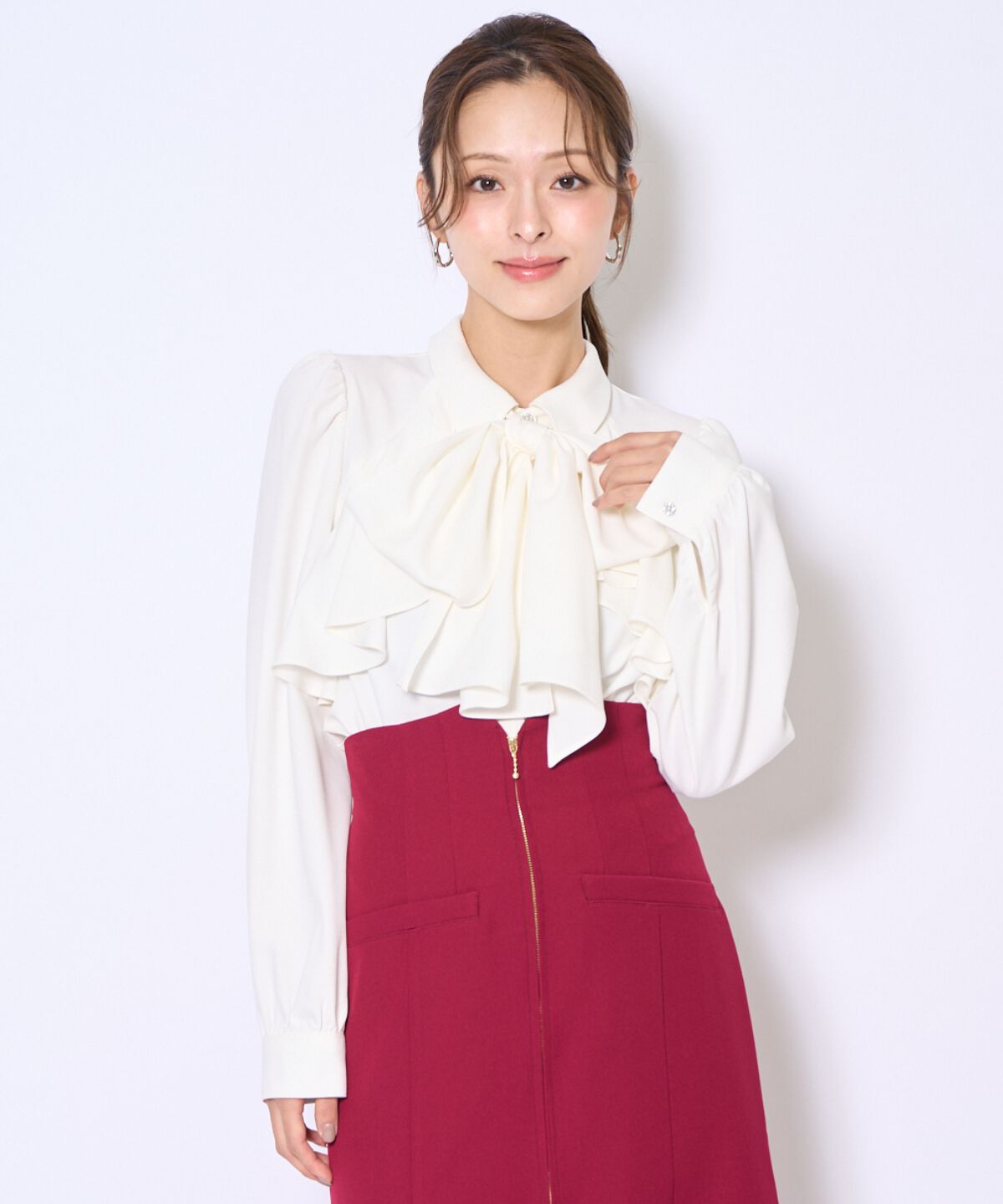 アンドクチュール「ビジューボタンフリルケープ長袖ブラウス」|シャツ・ブラウス|オフ