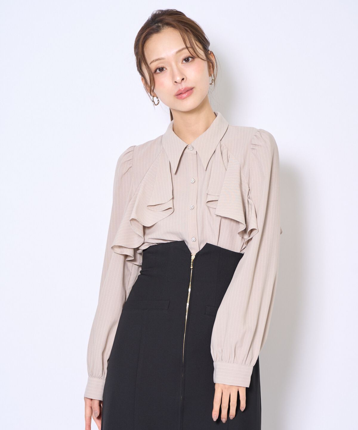 アンドクチュール「ビジューボタンフリルケープ長袖ブラウス」|シャツ・ブラウス|