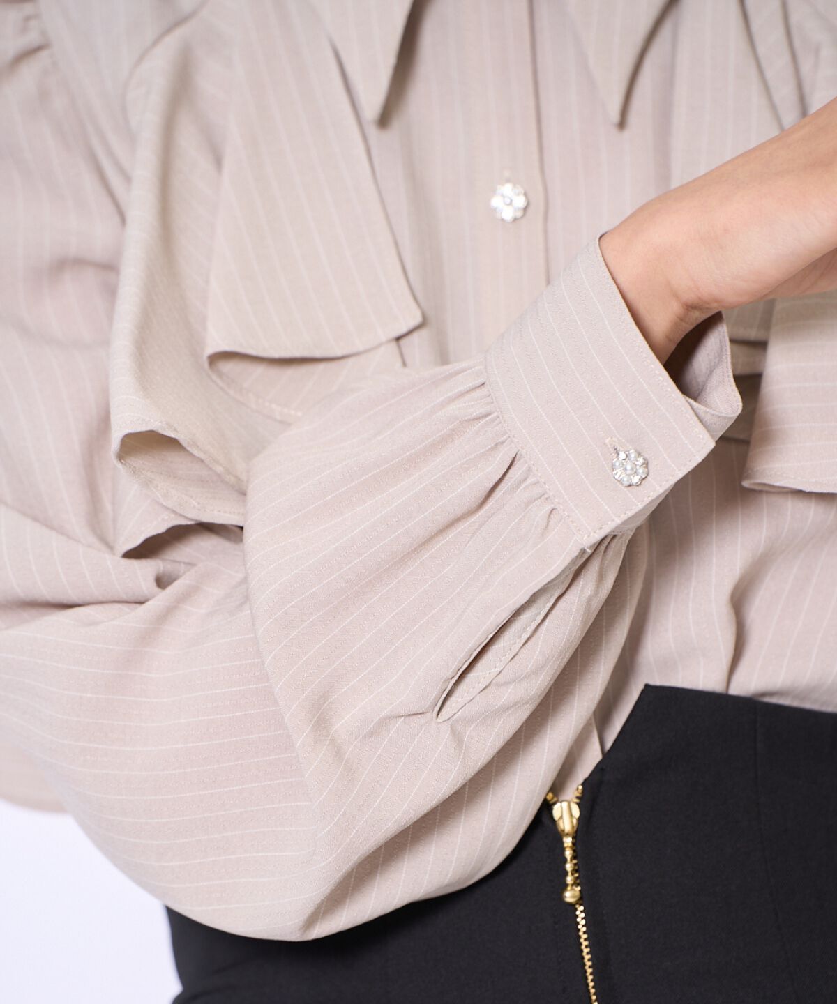 アンドクチュール「ビジューボタンフリルケープ長袖ブラウス」|シャツ・ブラウス|