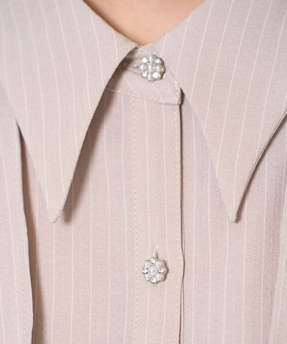 アンドクチュール「ビジューボタンフリルケープ長袖ブラウス」|シャツ・ブラウス|