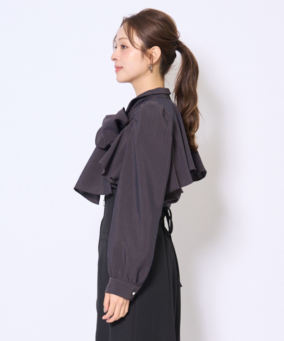 アンドクチュール「ビジューボタンフリルケープ長袖ブラウス」|シャツ・ブラウス|