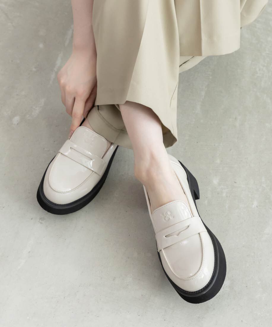  「モノグラムエンボスラウンドトゥローファー」|ローファー|アイボリー