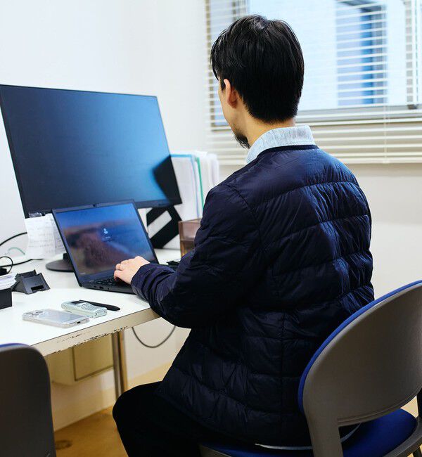 SHIPS「【WEB限定/SHIPS別注】TAION: ロゴワッペン ナイロン クルーネック インナーダウン カーディガン」|ダウン|