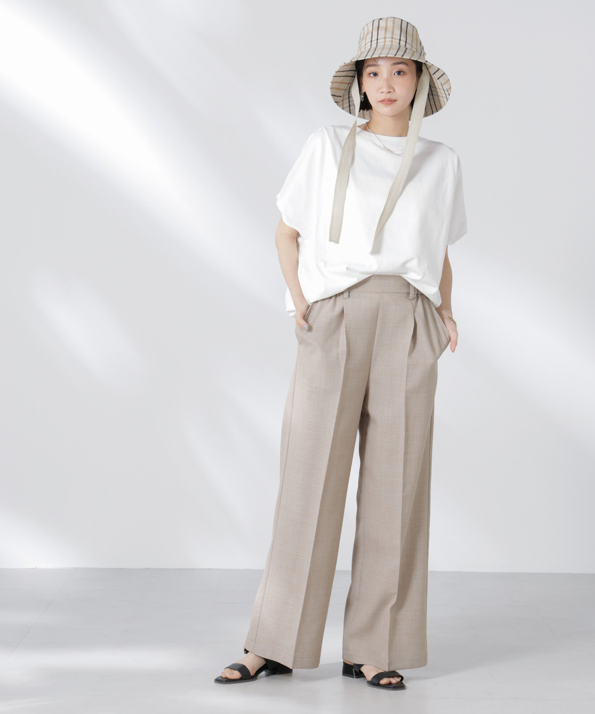 nano･universe「タックイージーセンタープレスストレートパンツ」|チノ|