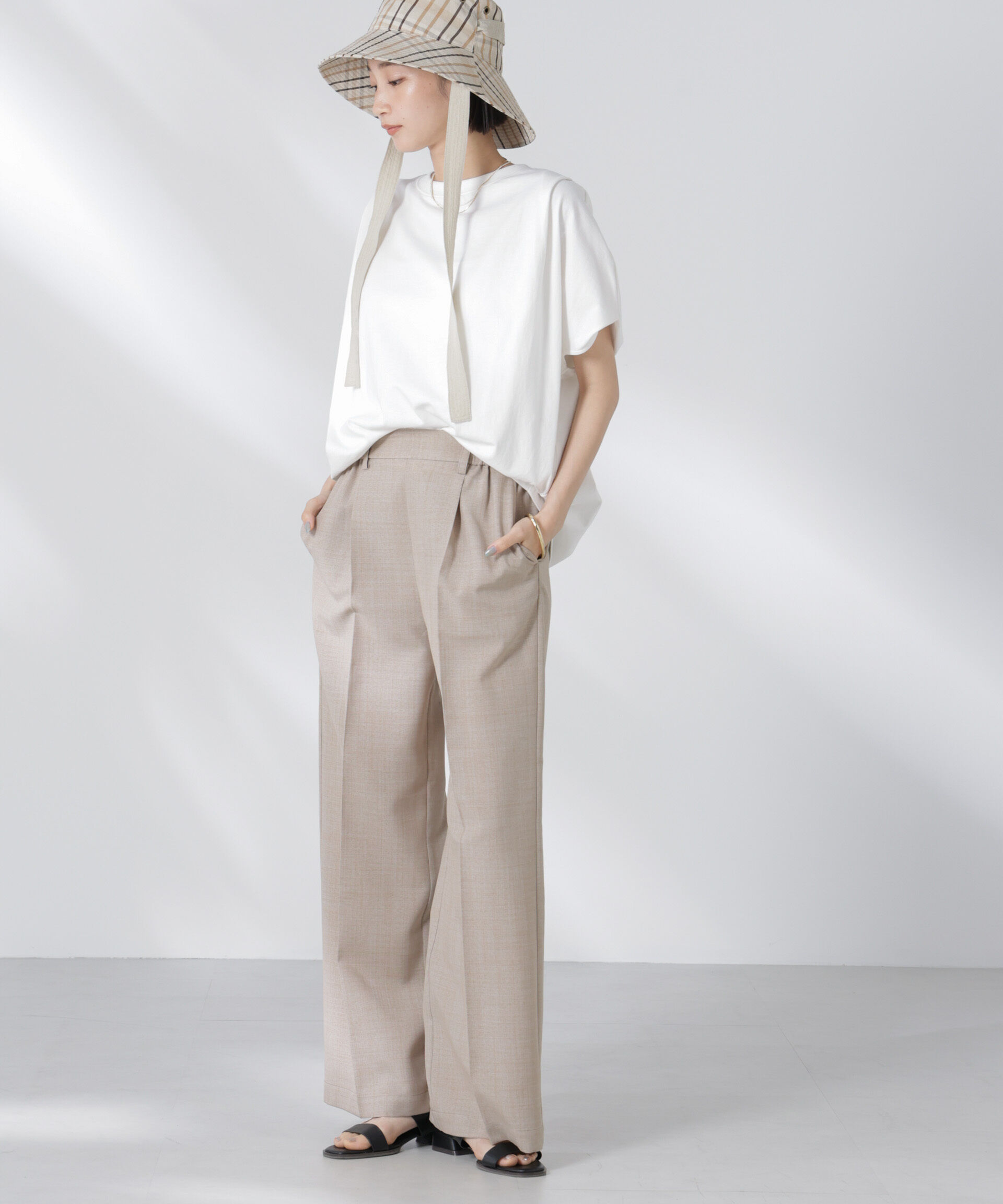 nano･universe「タックイージーセンタープレスストレートパンツ」|チノ|