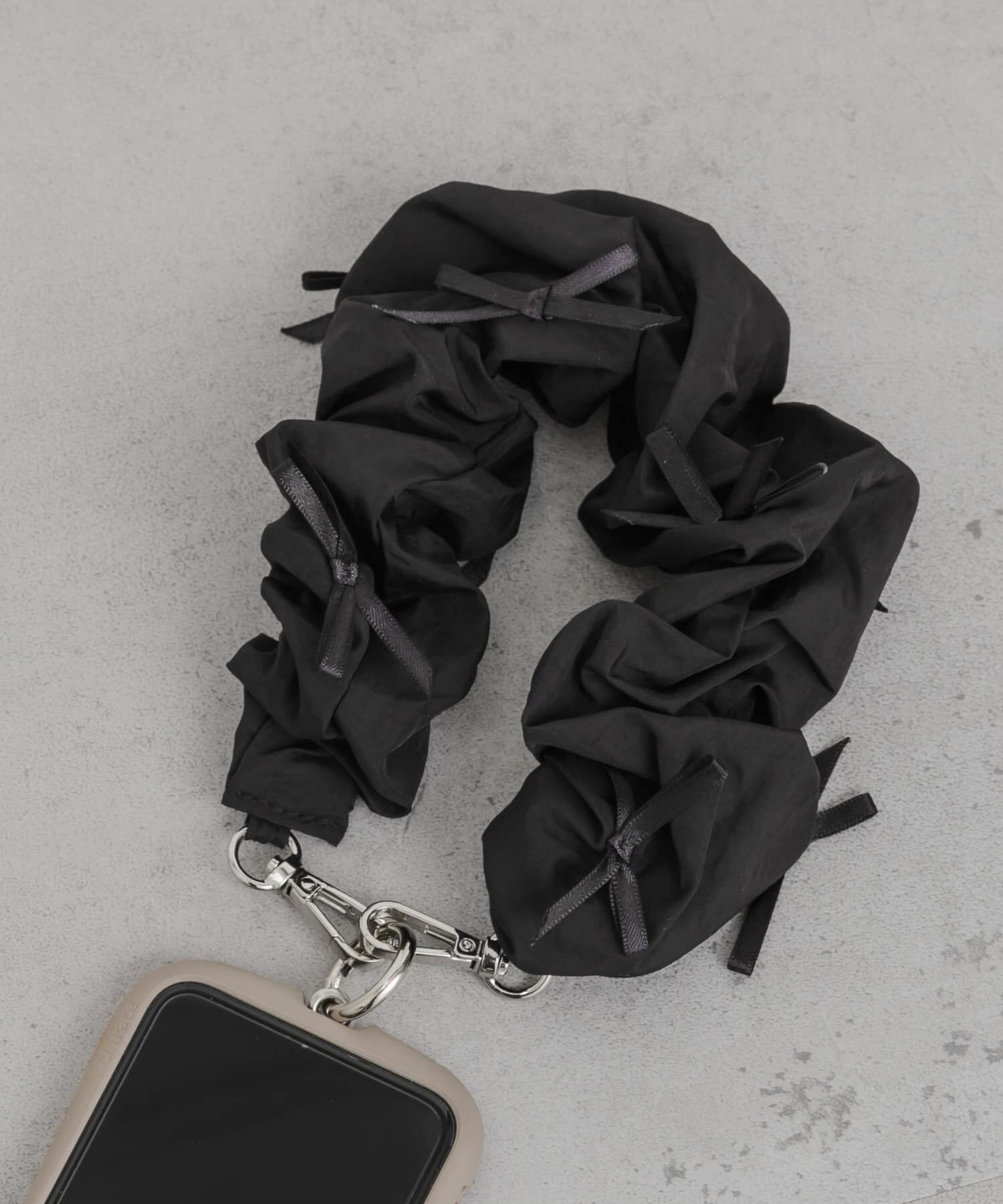 SMELLY「リボンシュシュハンドルストラップ」|モバイルケース|