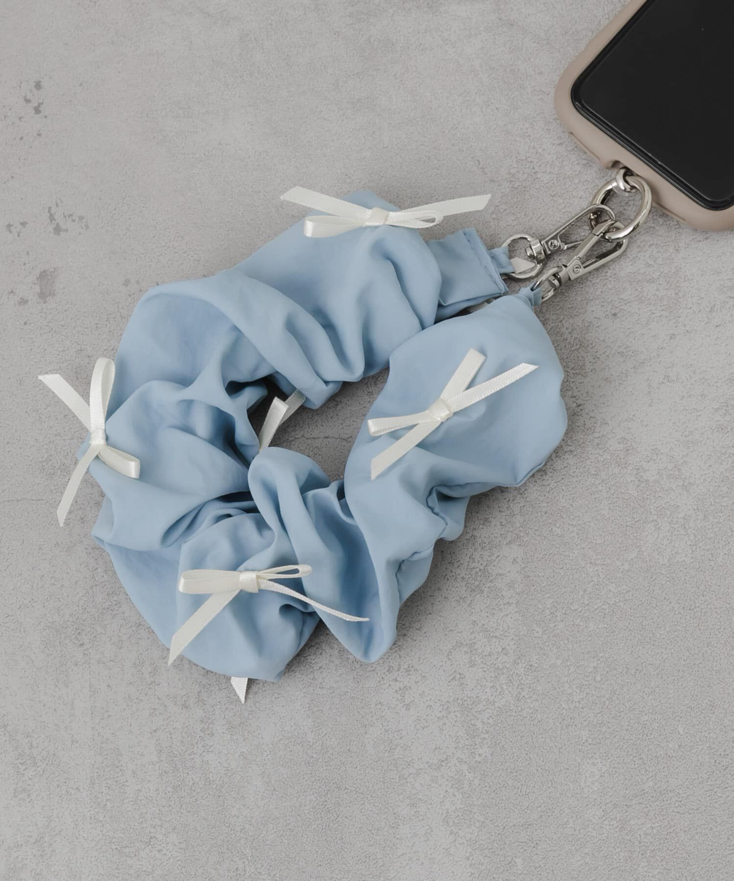 SMELLY「リボンシュシュハンドルストラップ」|モバイルケース|ライトブルー