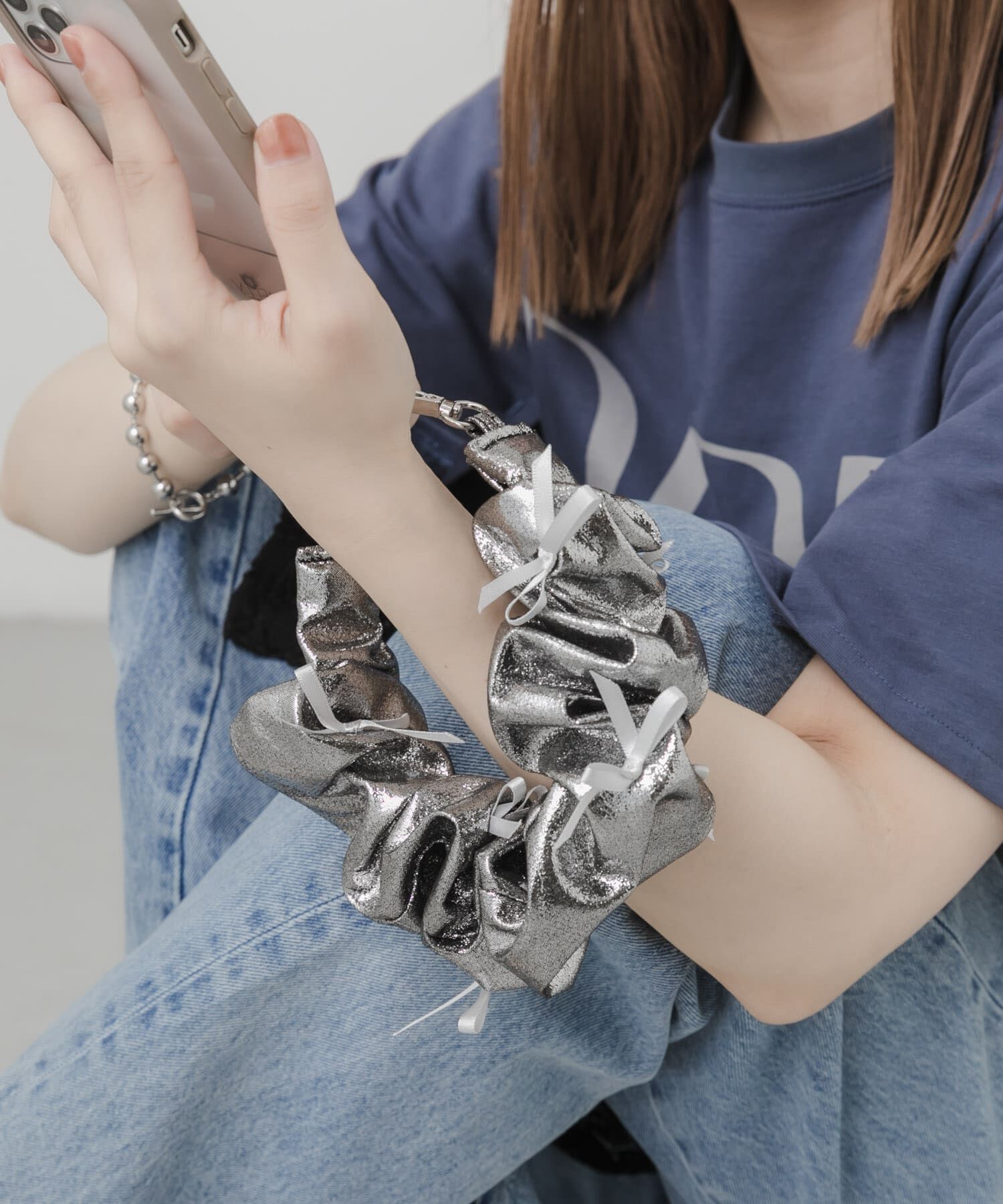 SMELLY「リボンシュシュハンドルストラップ」|モバイルケース|