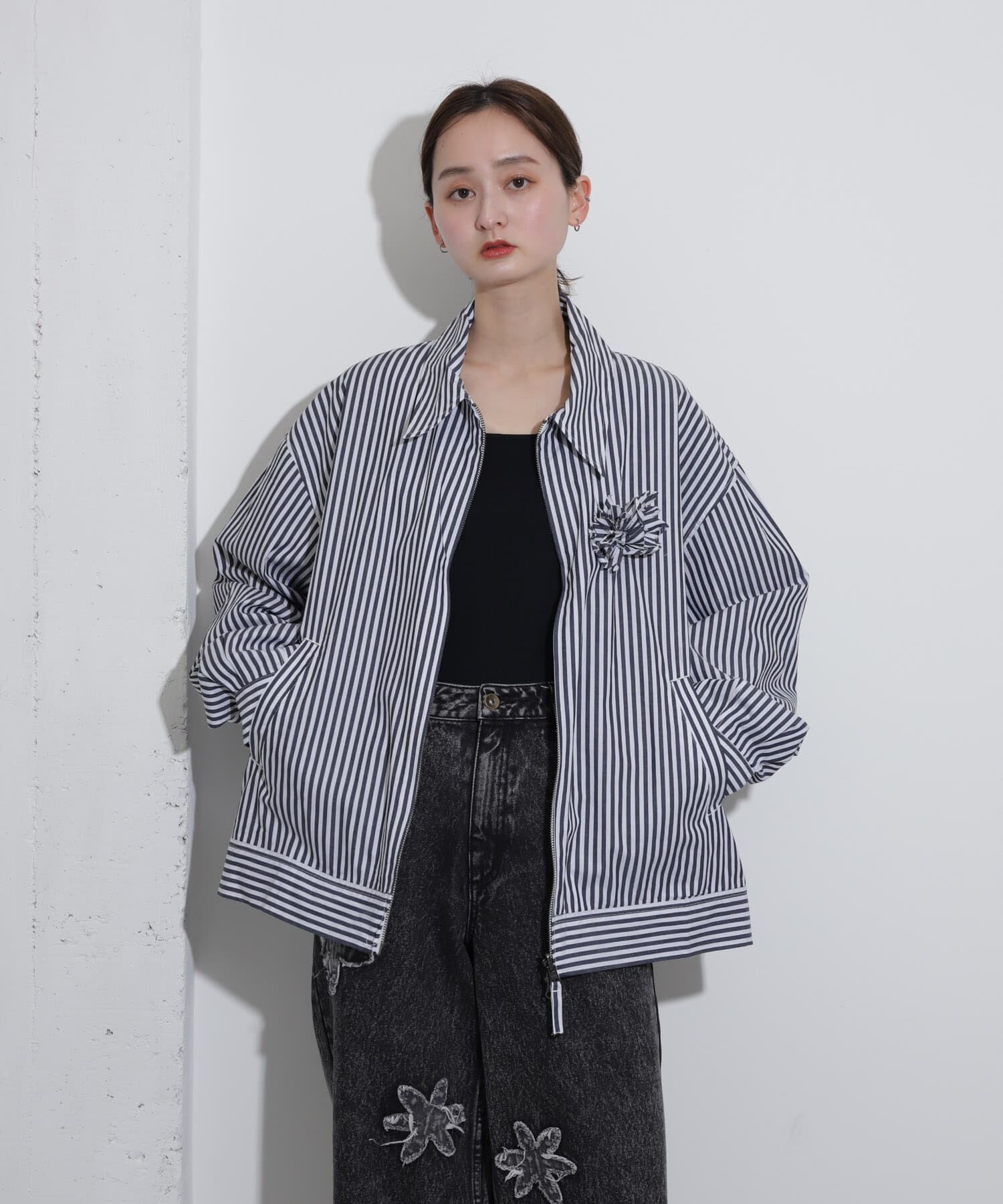SENSE OF PLACE by URBAN RESEARCH「hxcyyd &times; SOP　ストライプフラワーコサージュシャツブルゾン(UNISEX)」|ブルゾン・スタジャン|