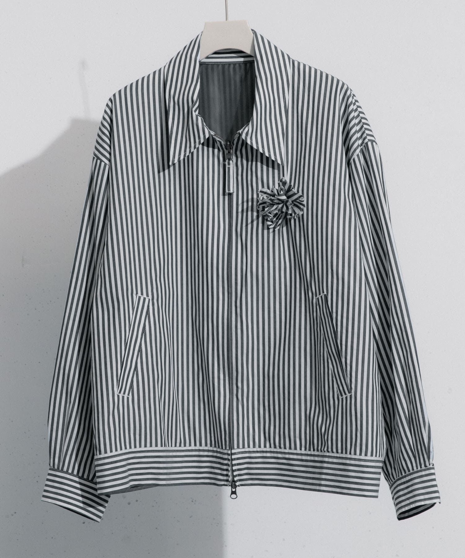 SENSE OF PLACE by URBAN RESEARCH「hxcyyd &times; SOP　ストライプフラワーコサージュシャツブルゾン(UNISEX)」|ブルゾン・スタジャン|