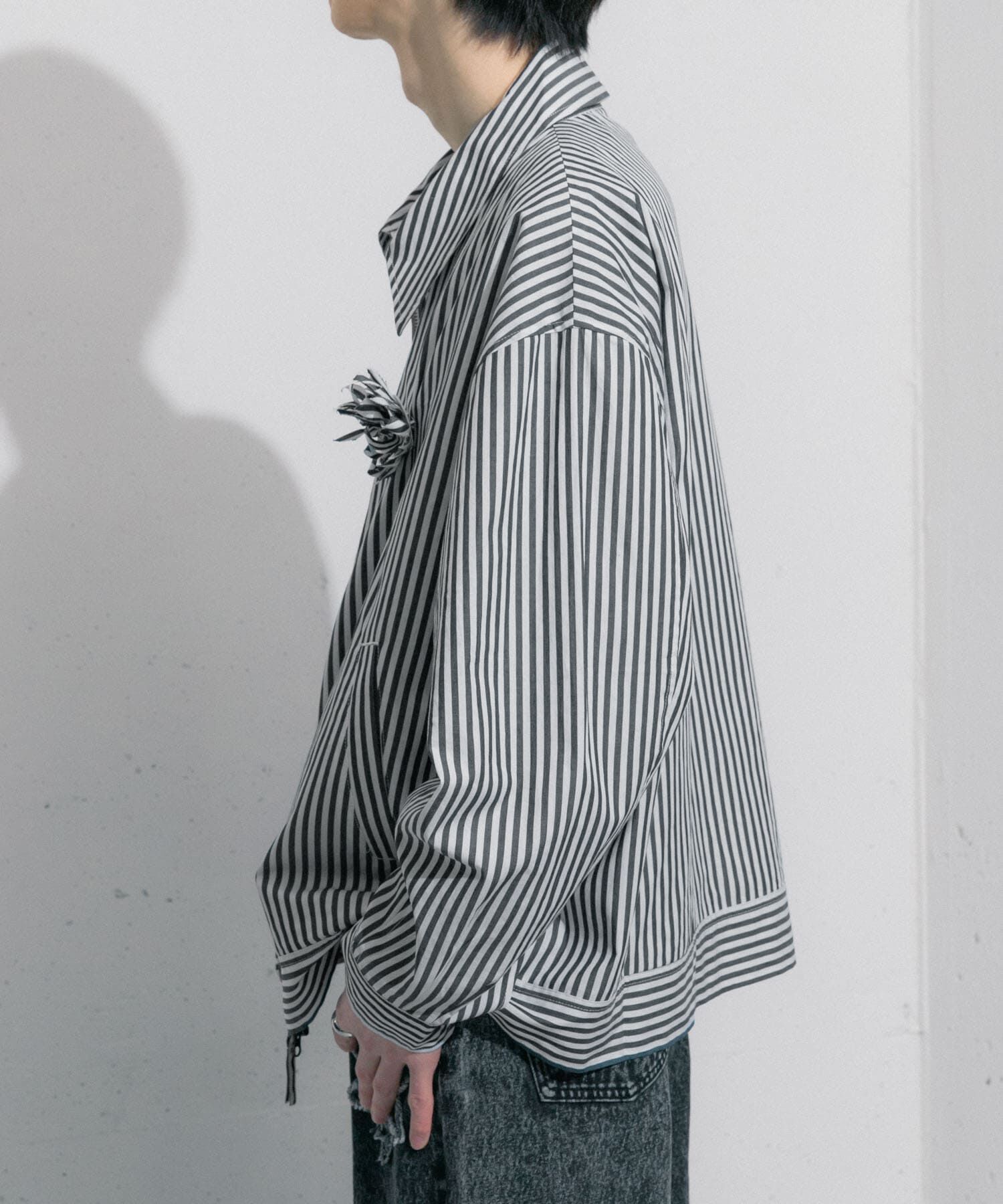 SENSE OF PLACE by URBAN RESEARCH「hxcyyd &times; SOP　ストライプフラワーコサージュシャツブルゾン(UNISEX)」|ブルゾン・スタジャン|