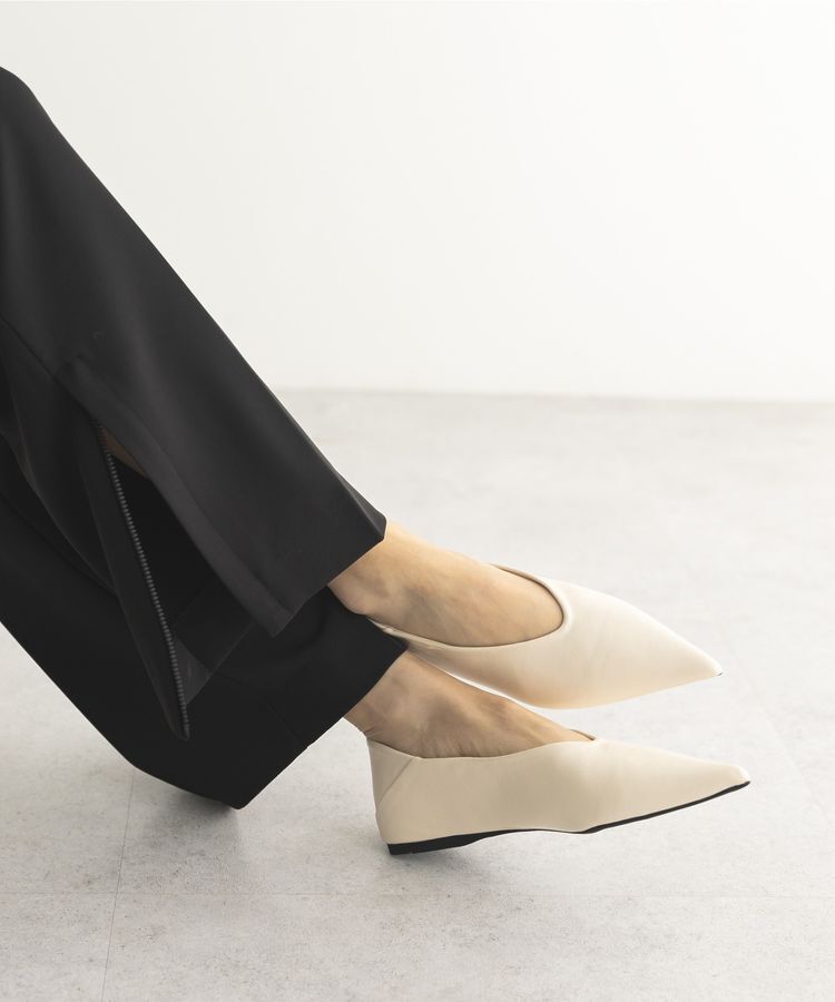 GARAGE OF GOOD CLOTHING「Vカットポインテッドトゥパンプス」|パンプス|White