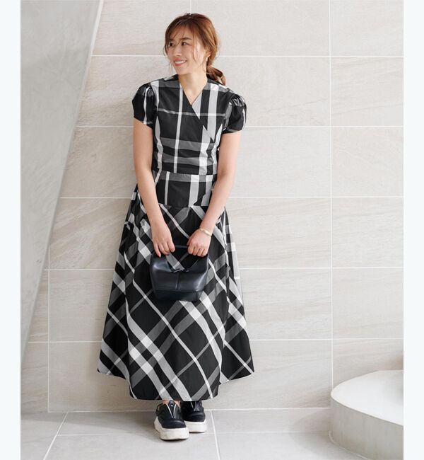 ur's「【八田真理子さんコラボアイテム】パフスリーブカシュクールフレアワンピース」|ワンピース|チェック/ブラック