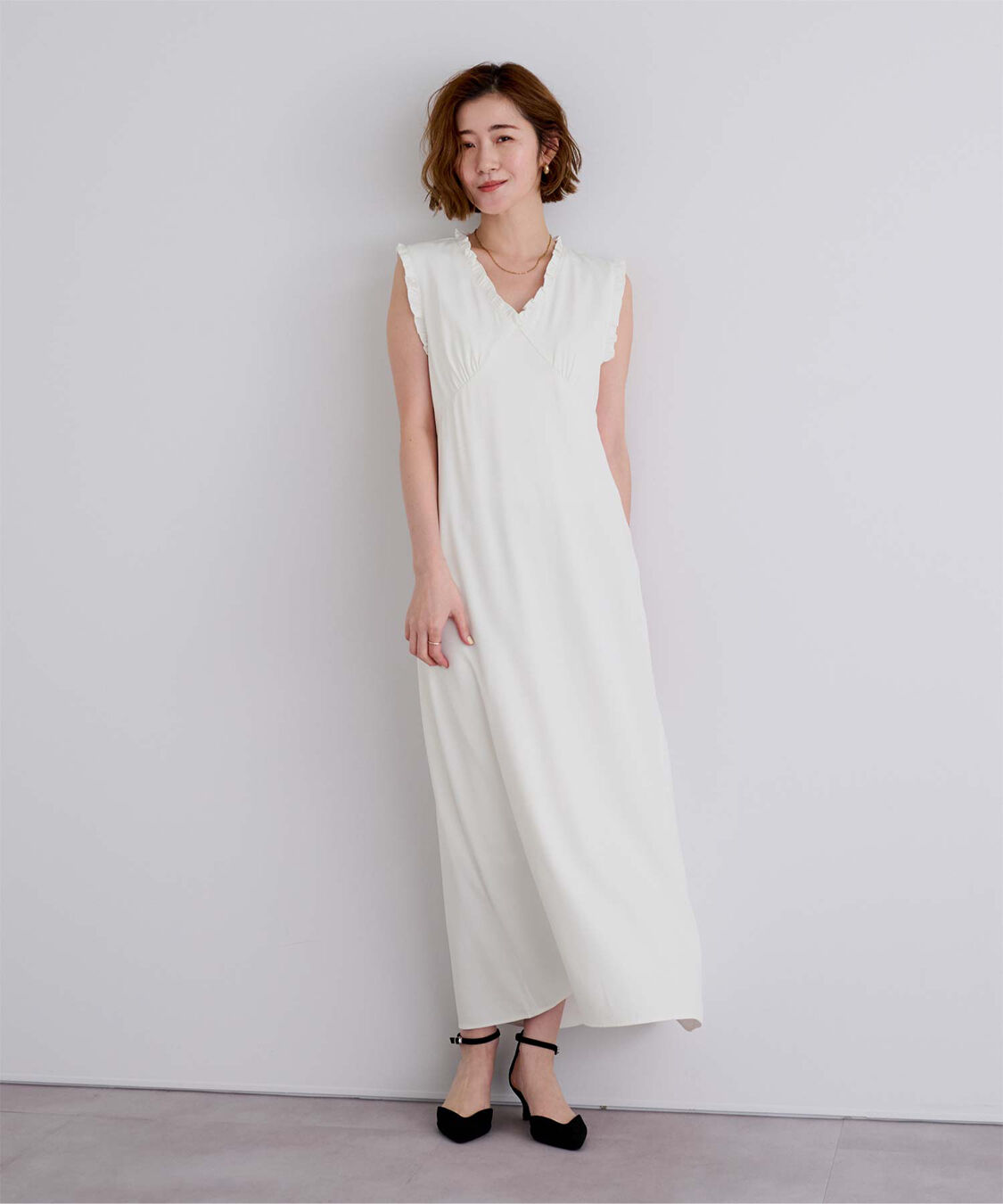 ur's「フリルデザインVネックロングワンピース」|ワンピース|ホワイト