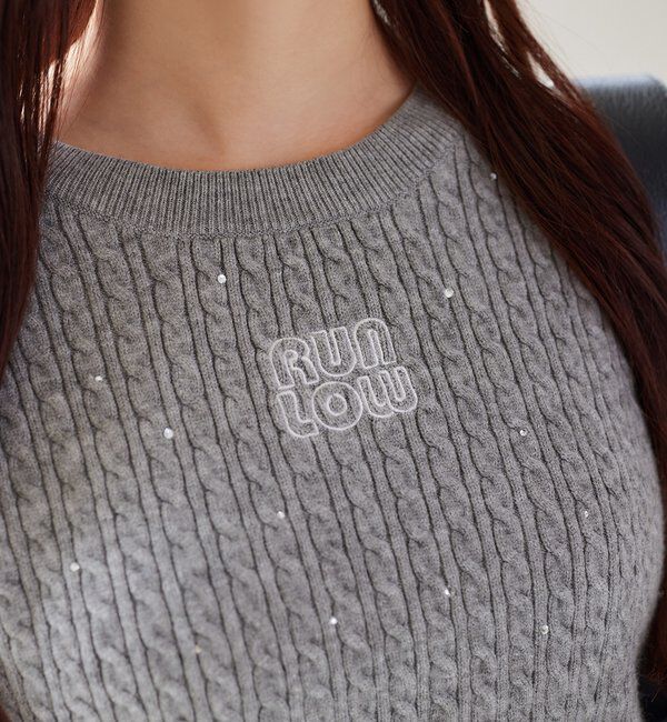  「キラキラ付ロゴ刺繍ケーブルニット」|ニット・セーター|