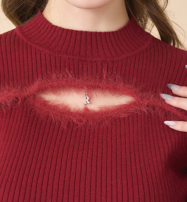  「デコルテカットデザインチャーム付きニット」|ニット・セーター|