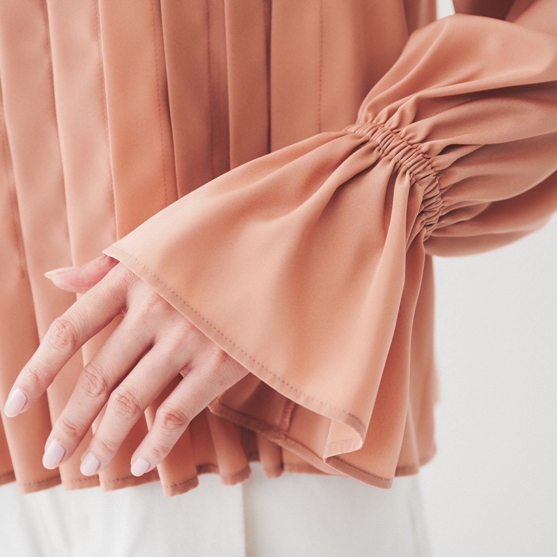 UNTITLED「【光沢/オンオフ使える】フロントタックブラウス」|シャツ・ブラウス|