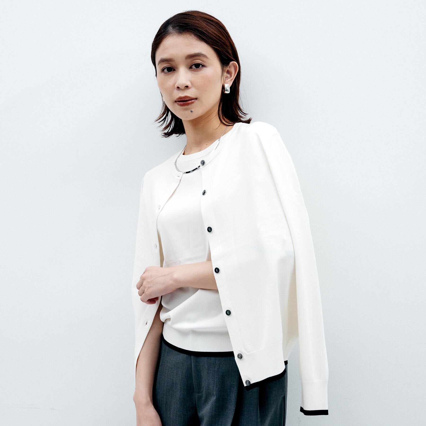 UNTITLED「【朝晩の羽織に/アンサンブル可/薄手】ベーシッククルーネックカーディガン」|カーディガン|アイボリー(504)