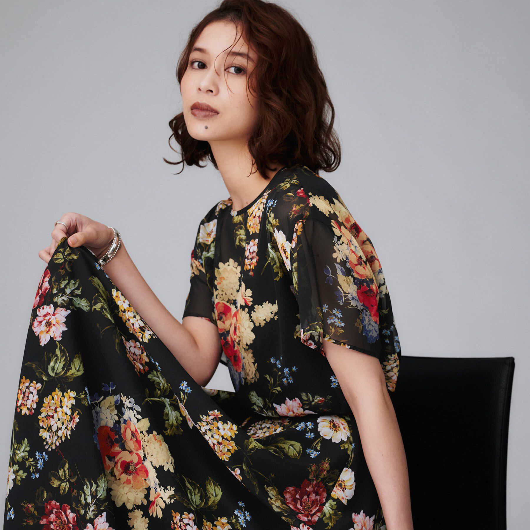 UNTITLED「【セットアップ可/花柄エレガント】アンティークフラワー柄ブラウス」|シャツ・ブラウス|ブラック(119)