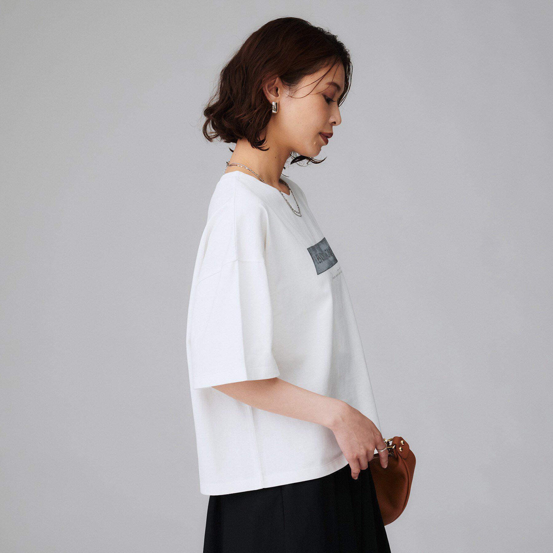 UNTITLED「【コットン100/ゆったり/ショート丈/洗える】ベロアロゴTシャツ」|Tシャツ・カットソー|