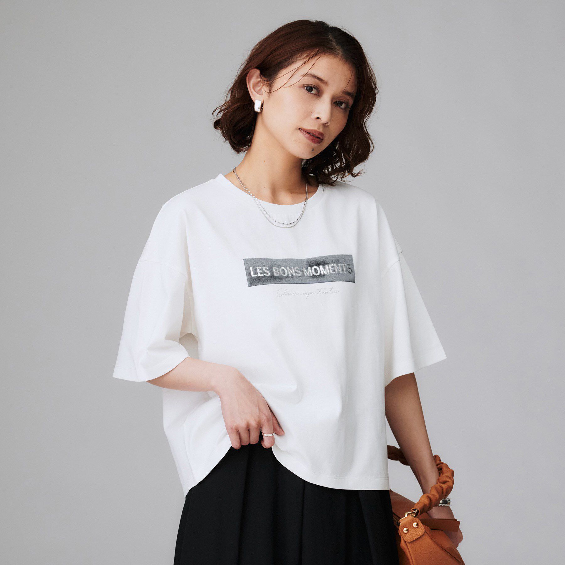 UNTITLED「【コットン100/ゆったり/ショート丈/洗える】ベロアロゴTシャツ」|Tシャツ・カットソー|オフホワイト(603